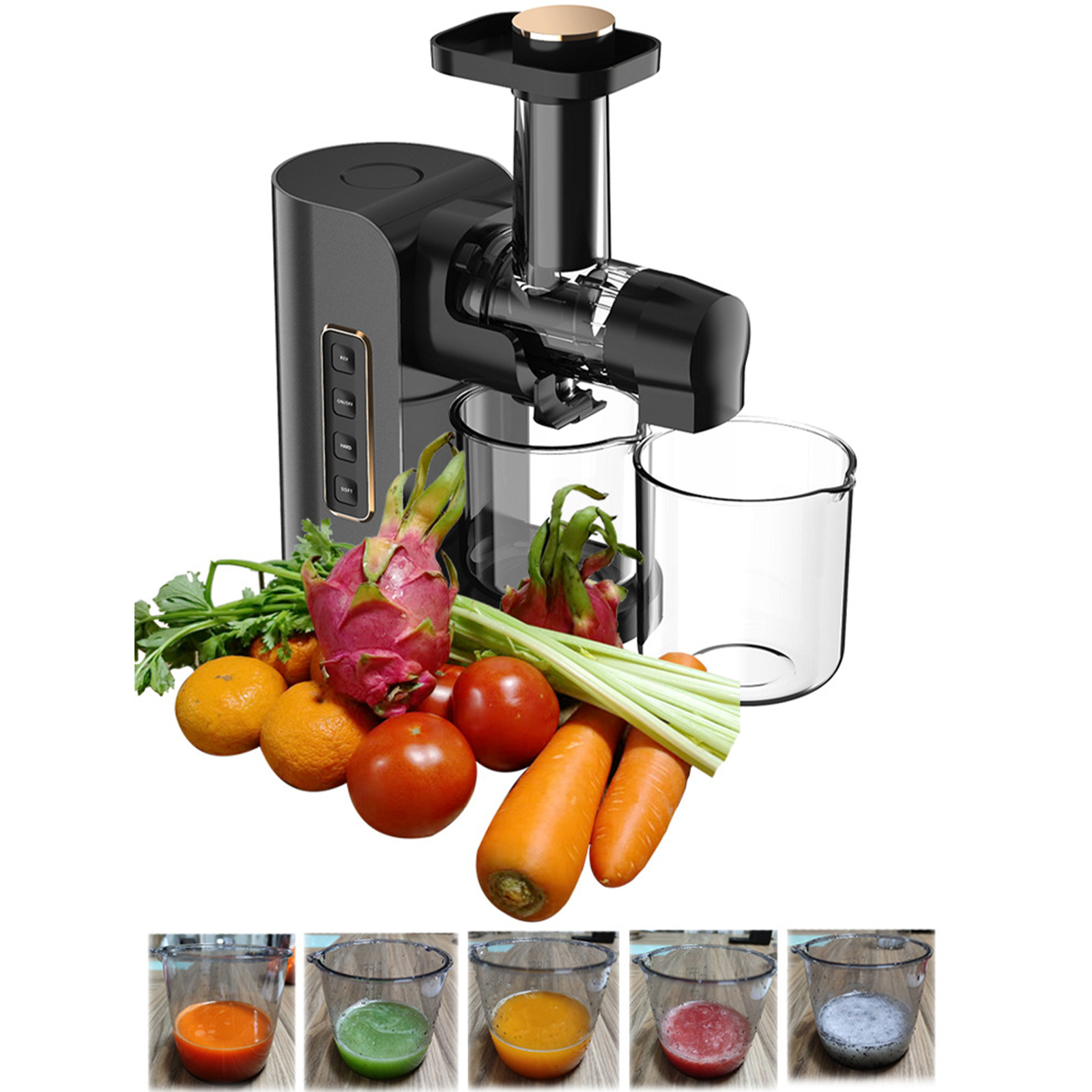 Ein schwarzer Entsafter mit Obst und Gemüse. Fünf kleine Gläser mit Saftproben darunter.