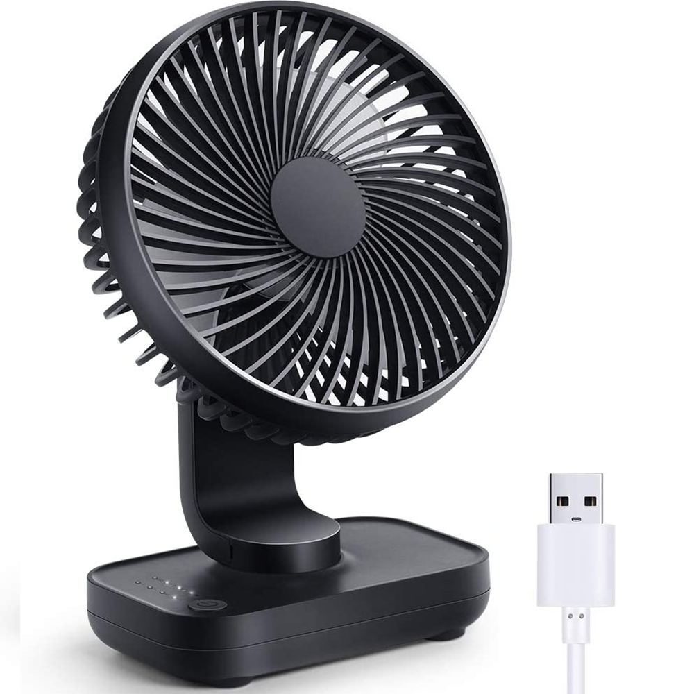 Ein schwarzer Schreibtischventilator mit einem USB-Kabel. Der Ventilator hat gebogene Flügel und einen schwarzen Sockel.
