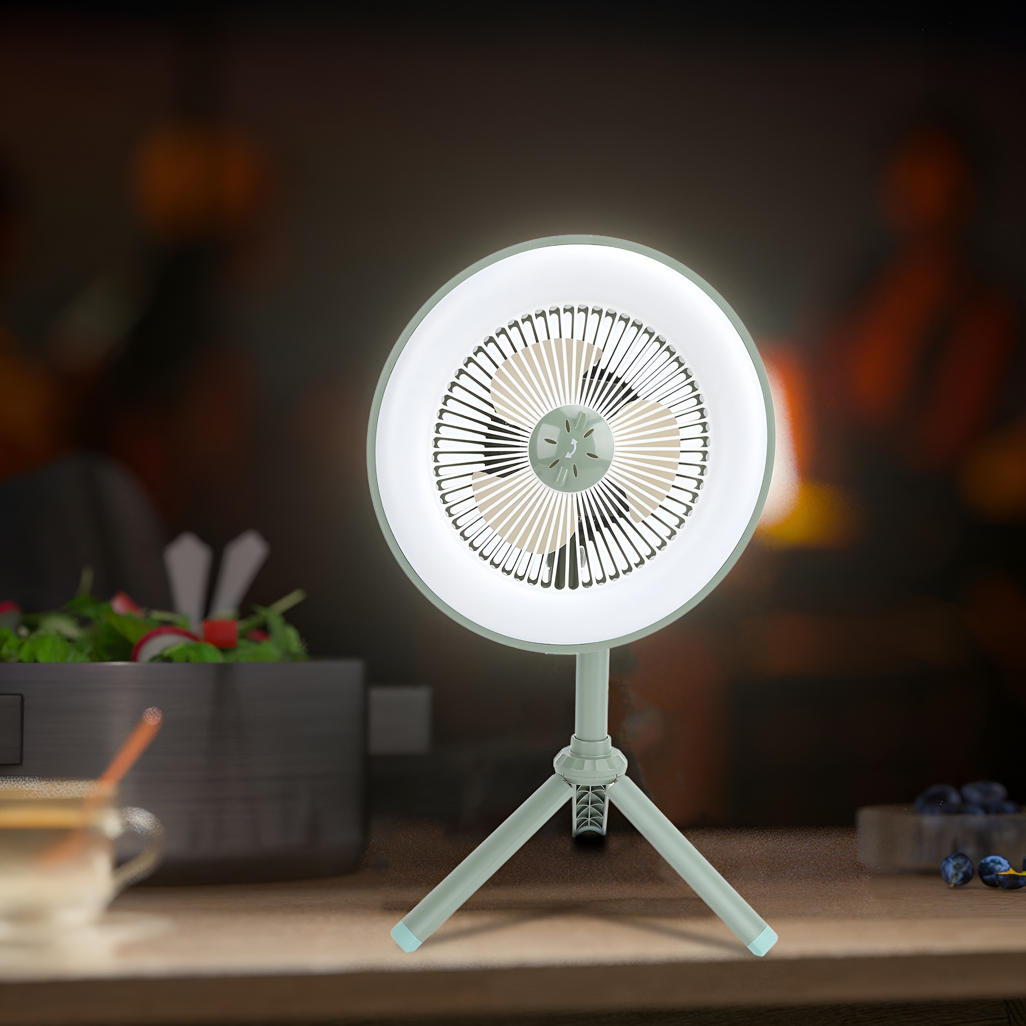 Ein kleiner, tragbarer Ventilator mit Ringlicht auf einem Stativ, der auf einer Holzoberfläche steht.