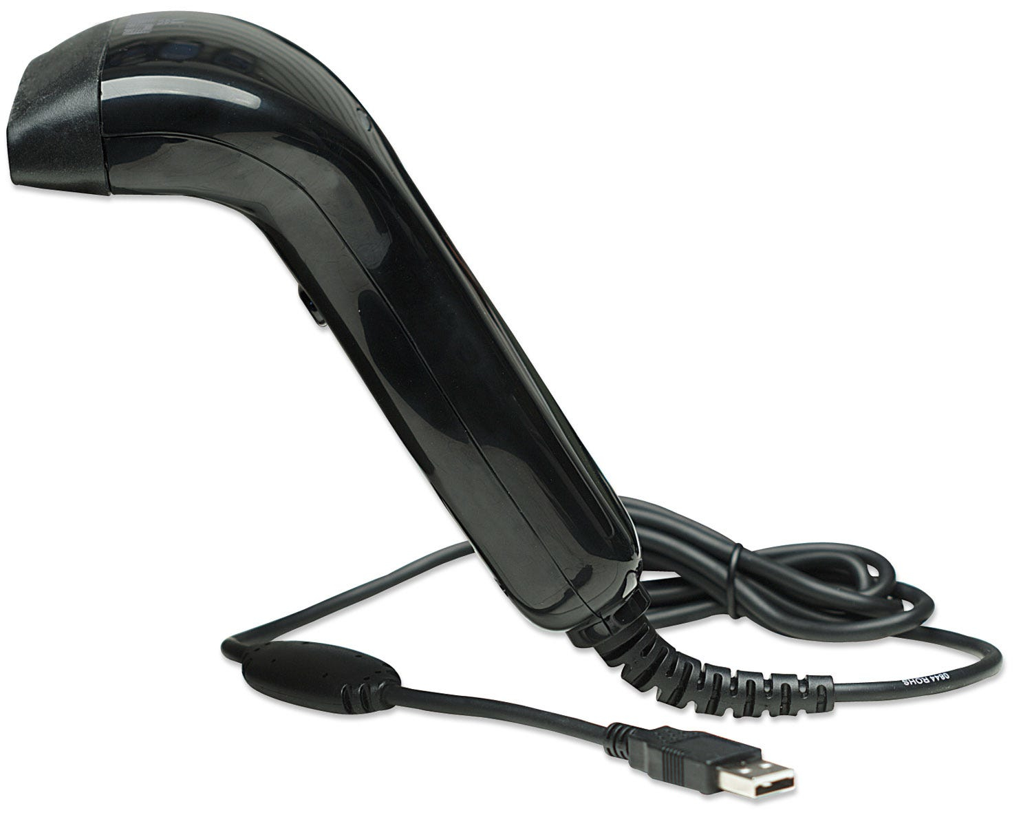 Scanner di codici a barre nero con cavo e connettore USB, angolato. Sfondo bianco.