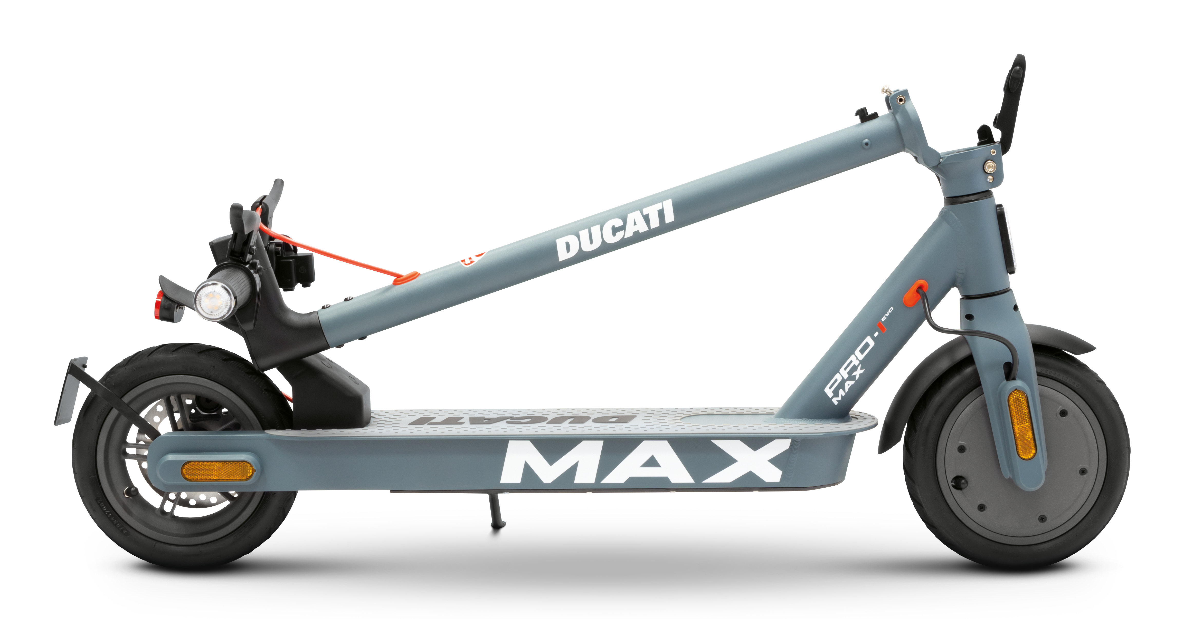 Szara hulajnoga Ducati Pro Max, złożona. Białe logo Ducati. Czarne koła. Pomarańczowe detale. Białe tło. Widok z boku.