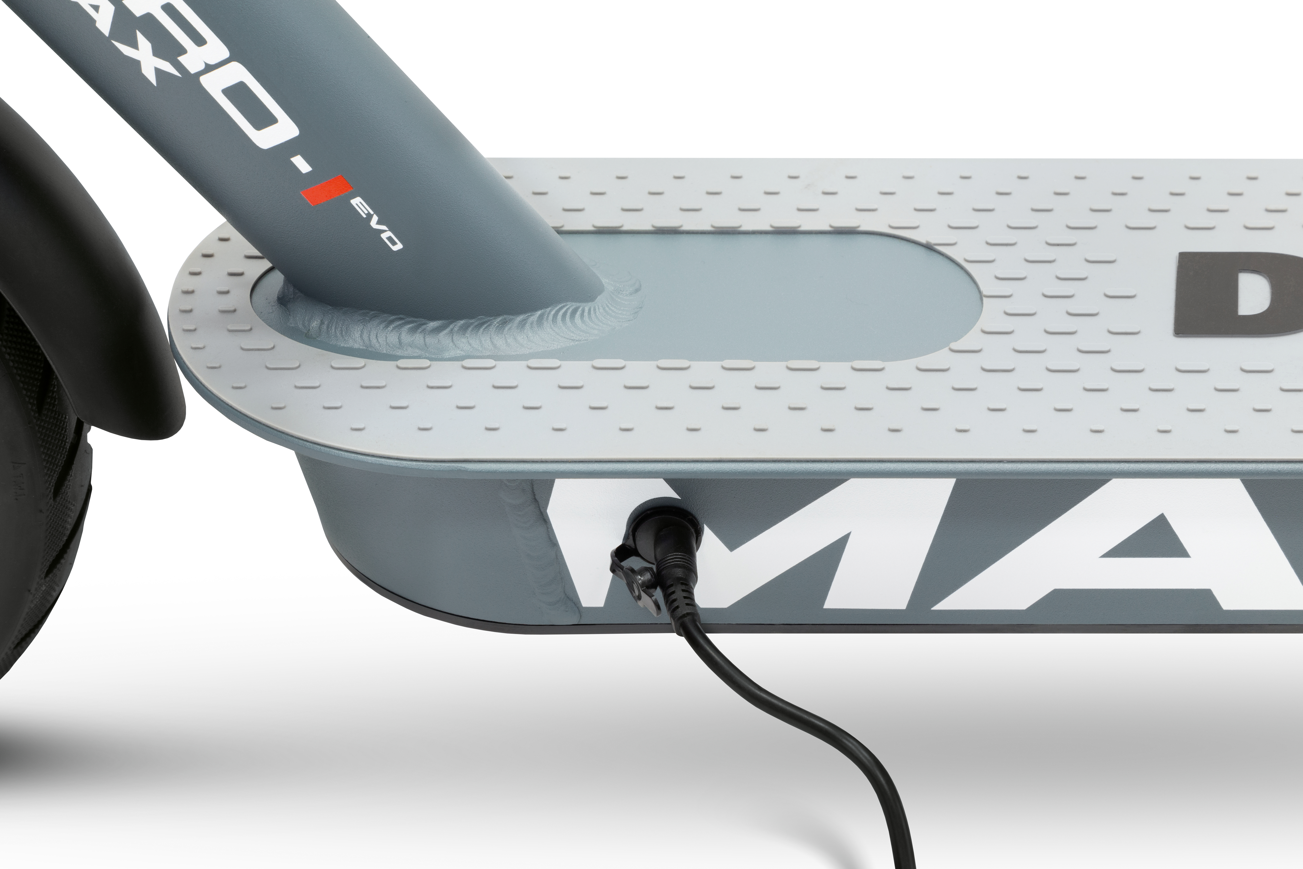 Zbliżenie portu ładowania hulajnogi elektrycznej.