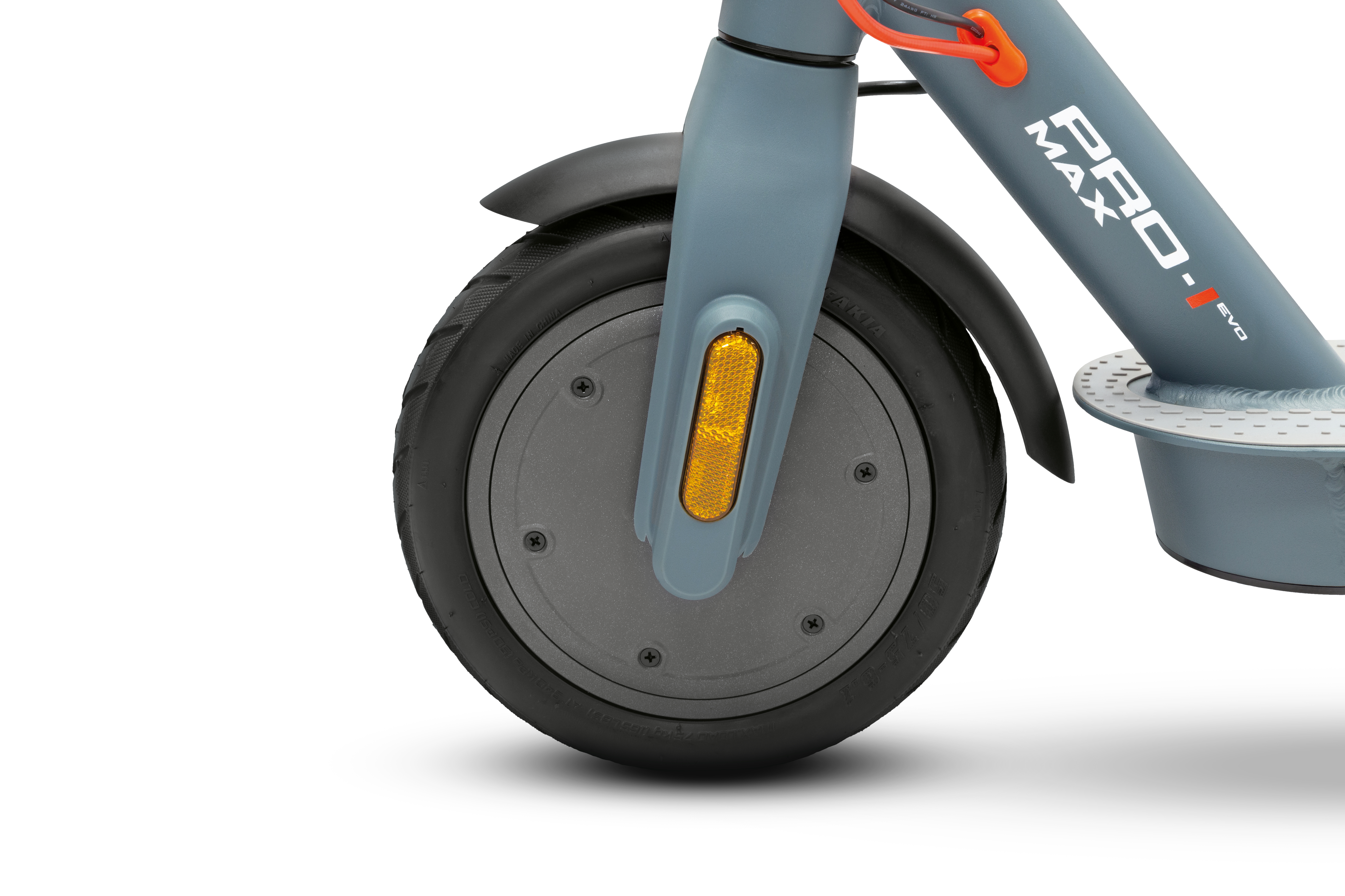 Zbliżenie na koło hulajnogi elektrycznej. Hulajnoga jest szara z żółtym odblaskiem. Białe tło.