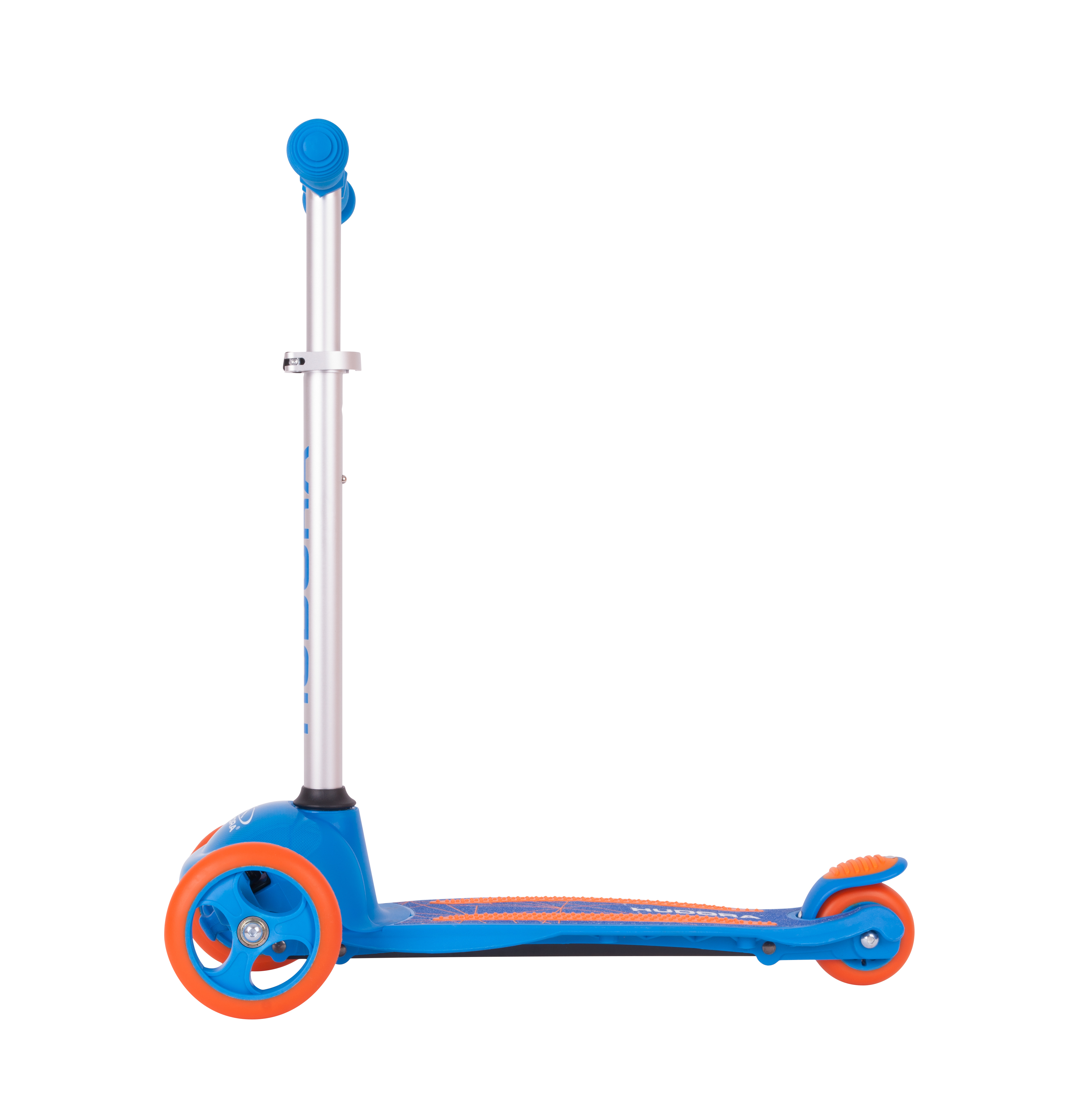Monopattino blu a tre ruote con ruote arancioni. Il monopattino è su sfondo bianco.
