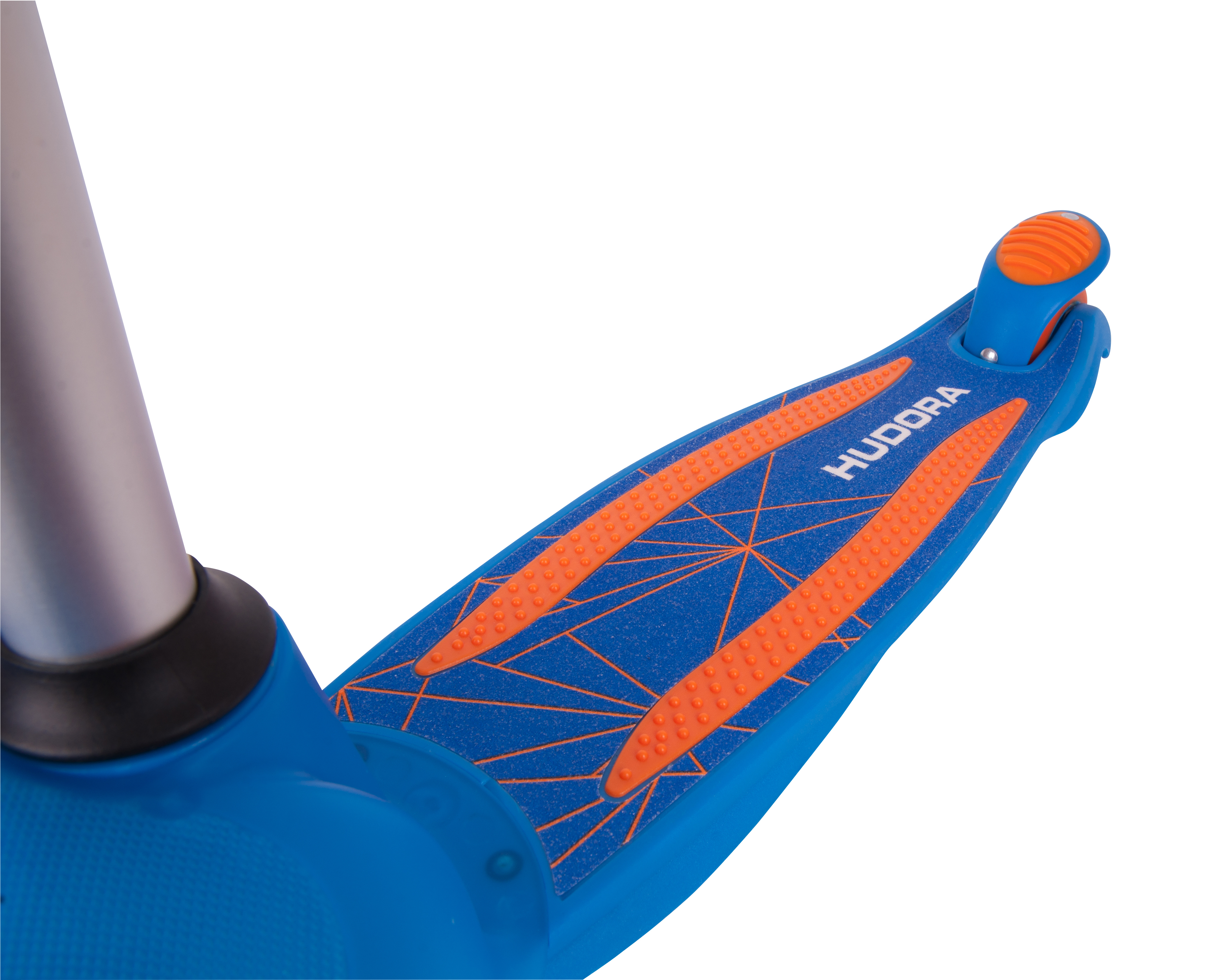 Primo piano della piattaforma di uno scooter, blu con dettagli arancioni e marchio.