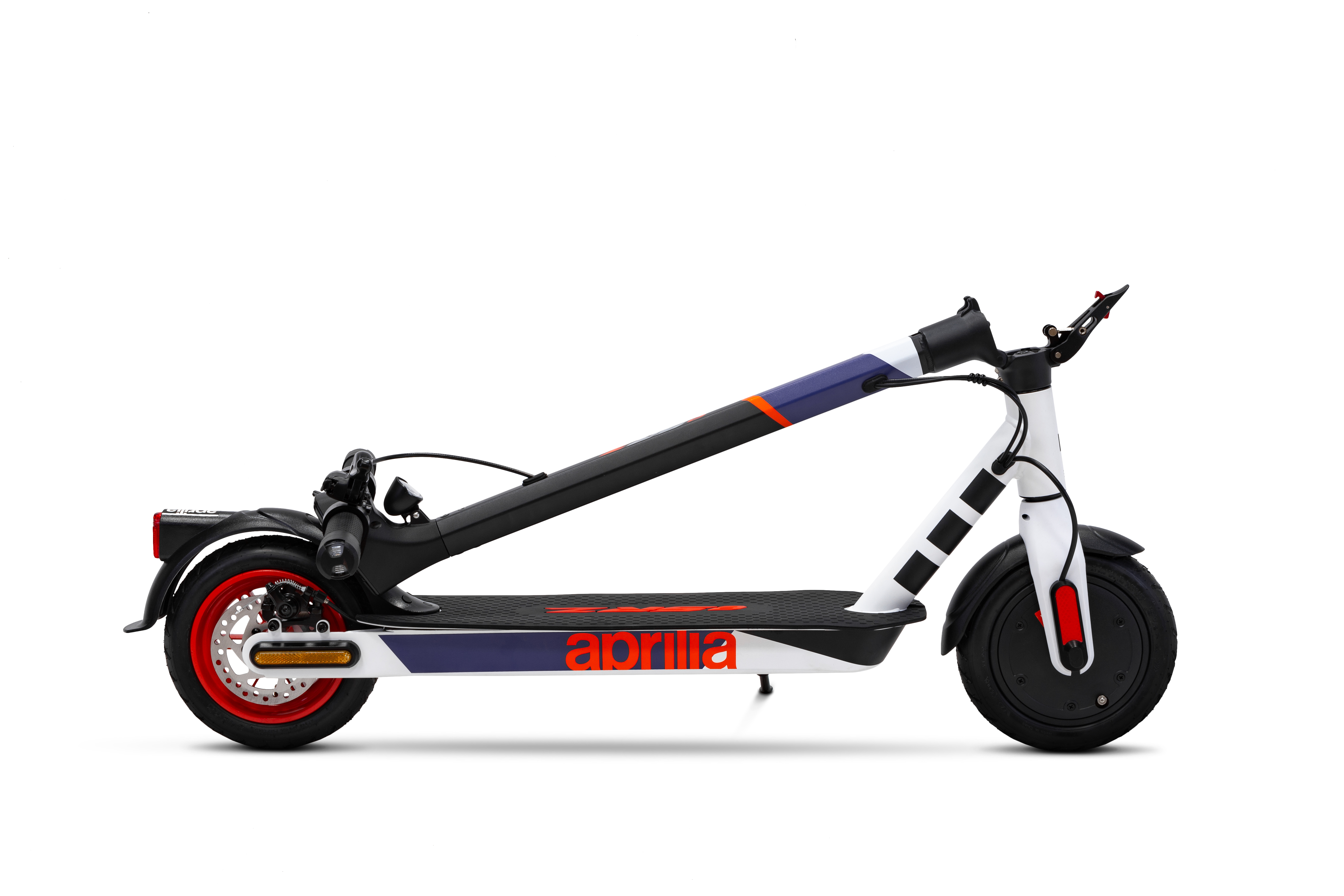 Scooter bianco e blu con accenti rossi, piegato. Manubrio nero. Sfondo bianco.