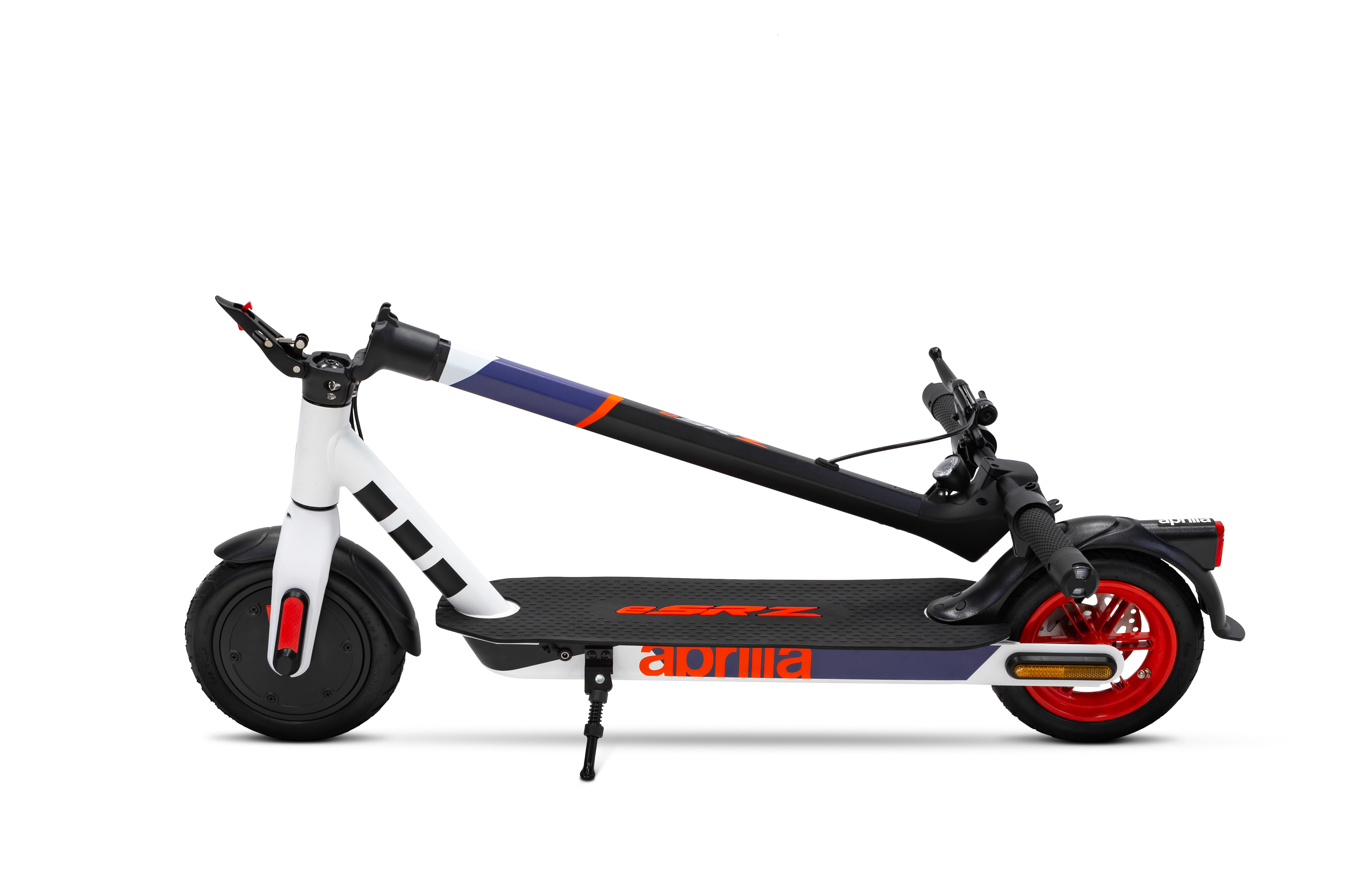 Scooter bianco e blu con accenti rossi, piegato. Manubrio nero. Sfondo bianco.