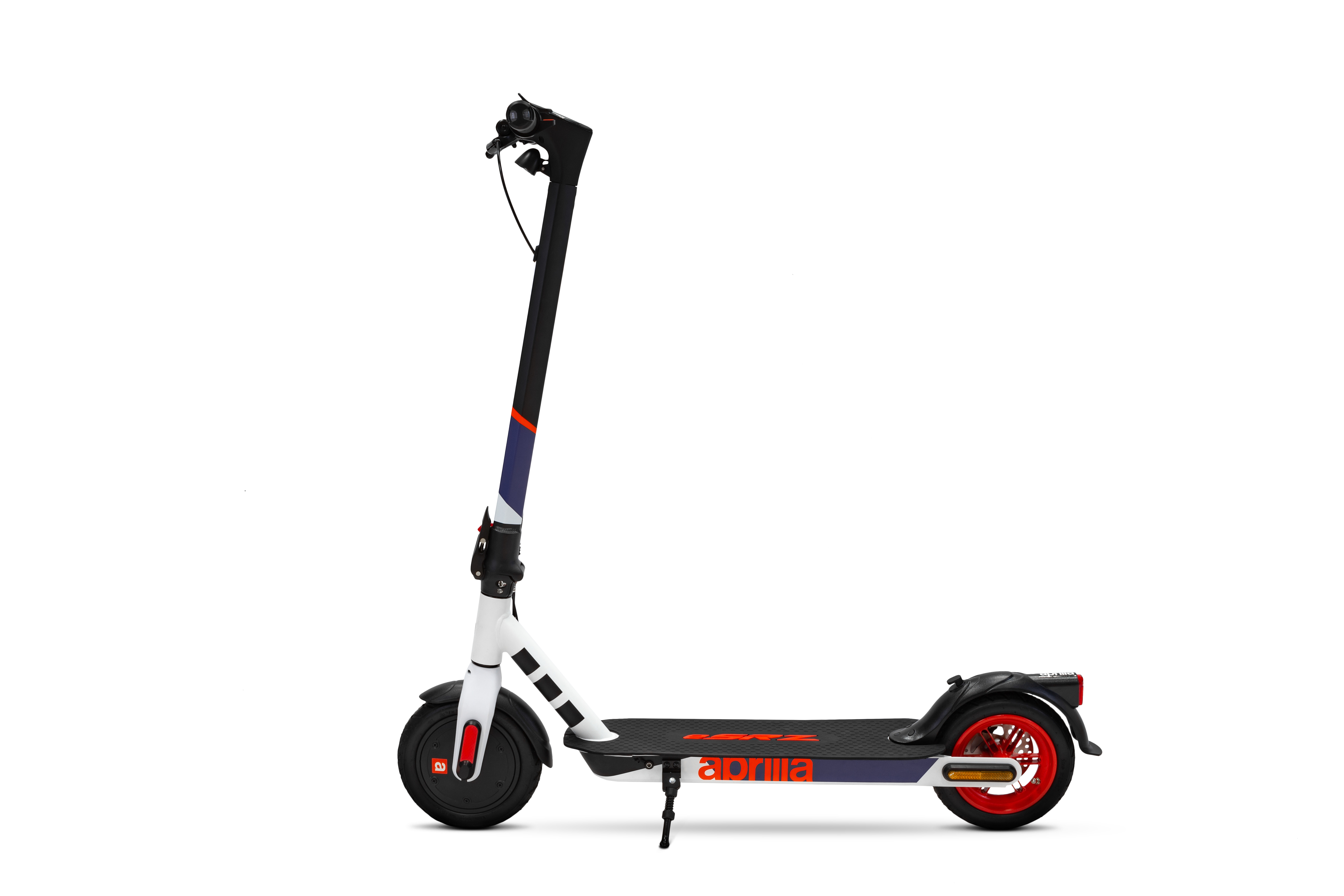 Scooter bianco e blu con accenti rossi. Manubrio nero. Sfondo bianco.