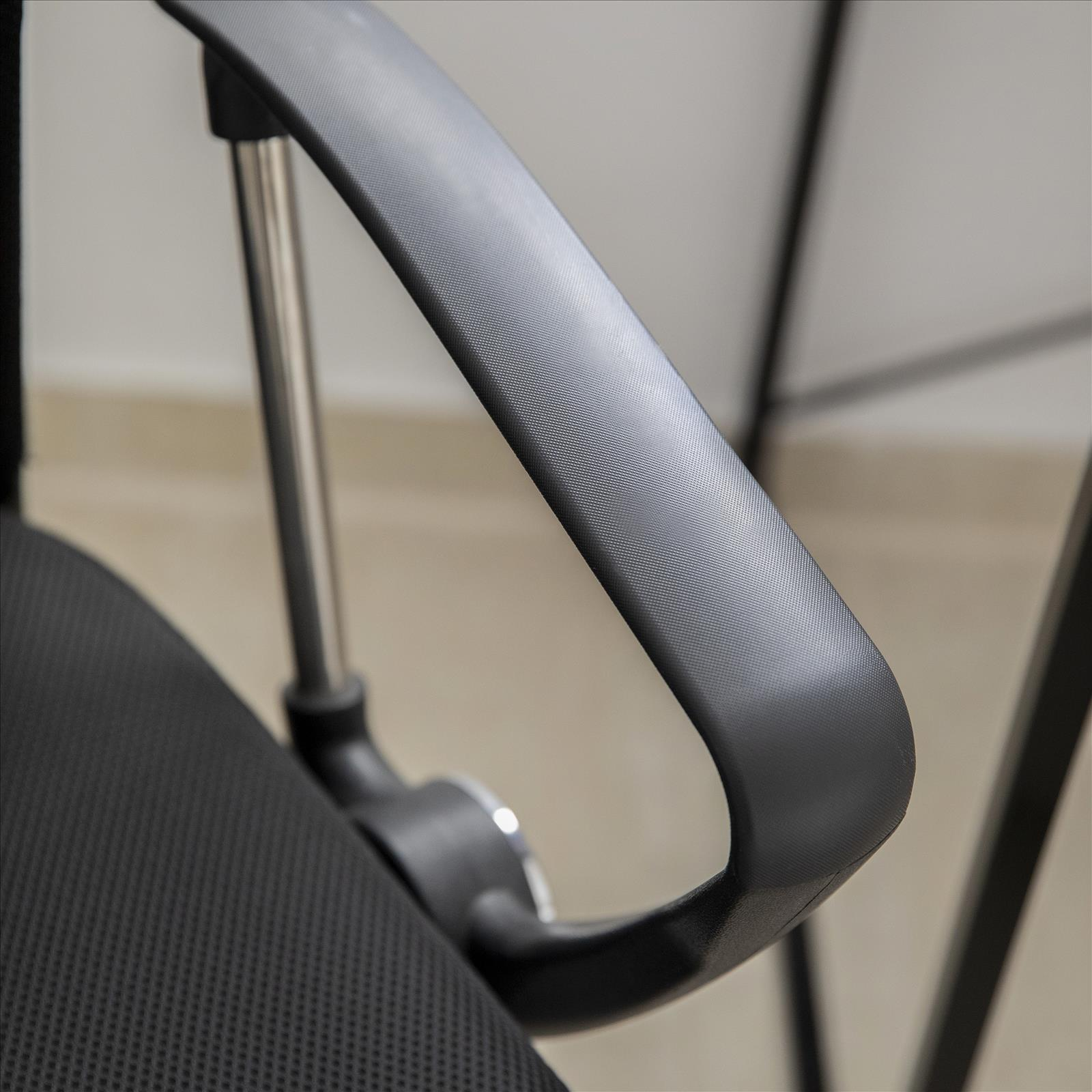 Apoyabrazos negro de silla de oficina, con superficie texturizada y soporte metálico.