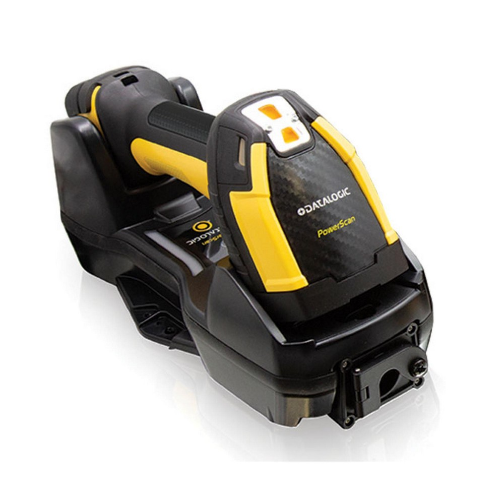 Scanner di codici a barre Datalogic PowerScan nero e giallo in una base di ricarica. Sfondo bianco, vista angolata.