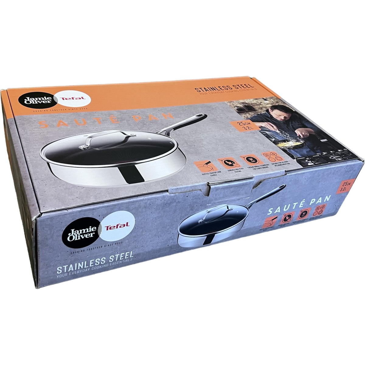 Jamie Oliver Tefal roestvrijstalen sauteerpan doos. De pan met deksel wordt getoond.