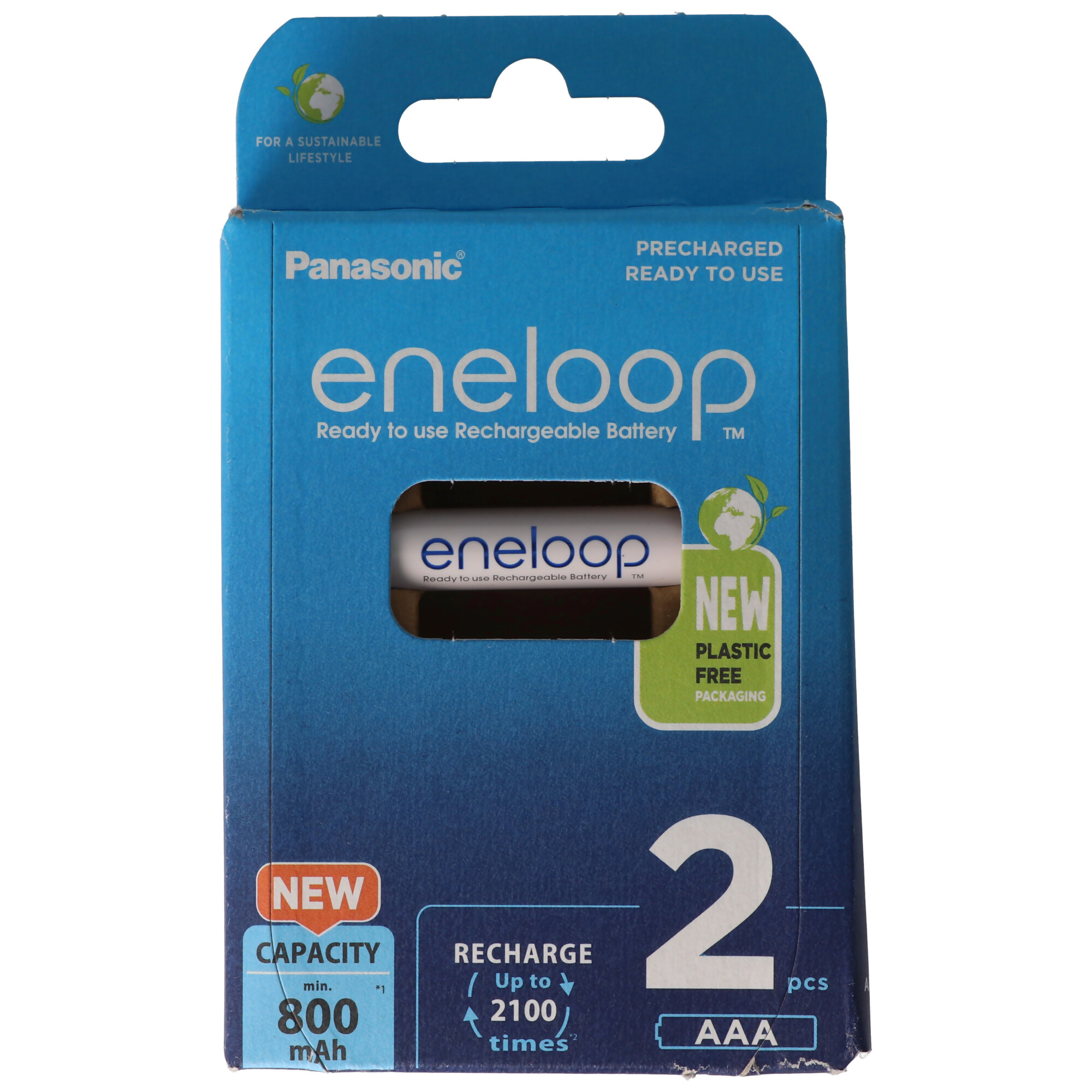 Confezione di batterie eneloop blu e bianca, contiene due batterie AAA. La confezione ha un'icona a forma di foglia verde.