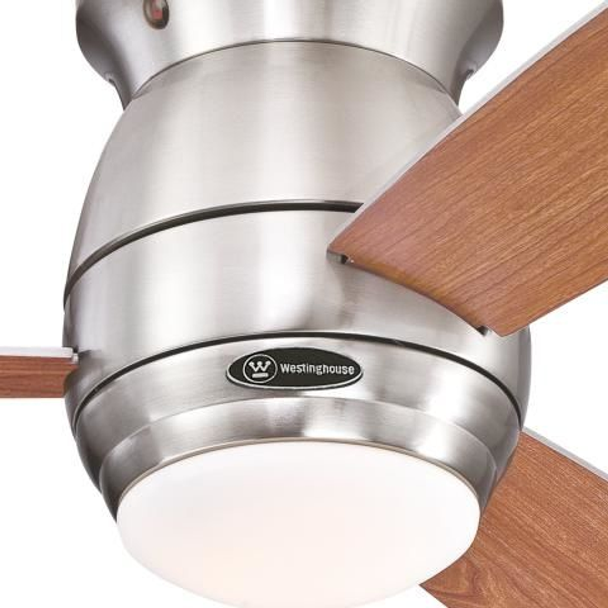 Ein Deckenventilator mit Holzflügeln und einem silbernen Gehäuse. Das Licht ist an. Weißer Hintergrund.