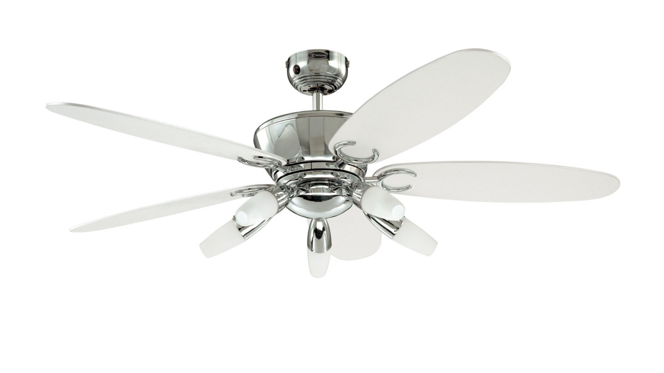 Ein silberner Deckenventilator mit fünf weißen Flügeln und drei Lichtern.