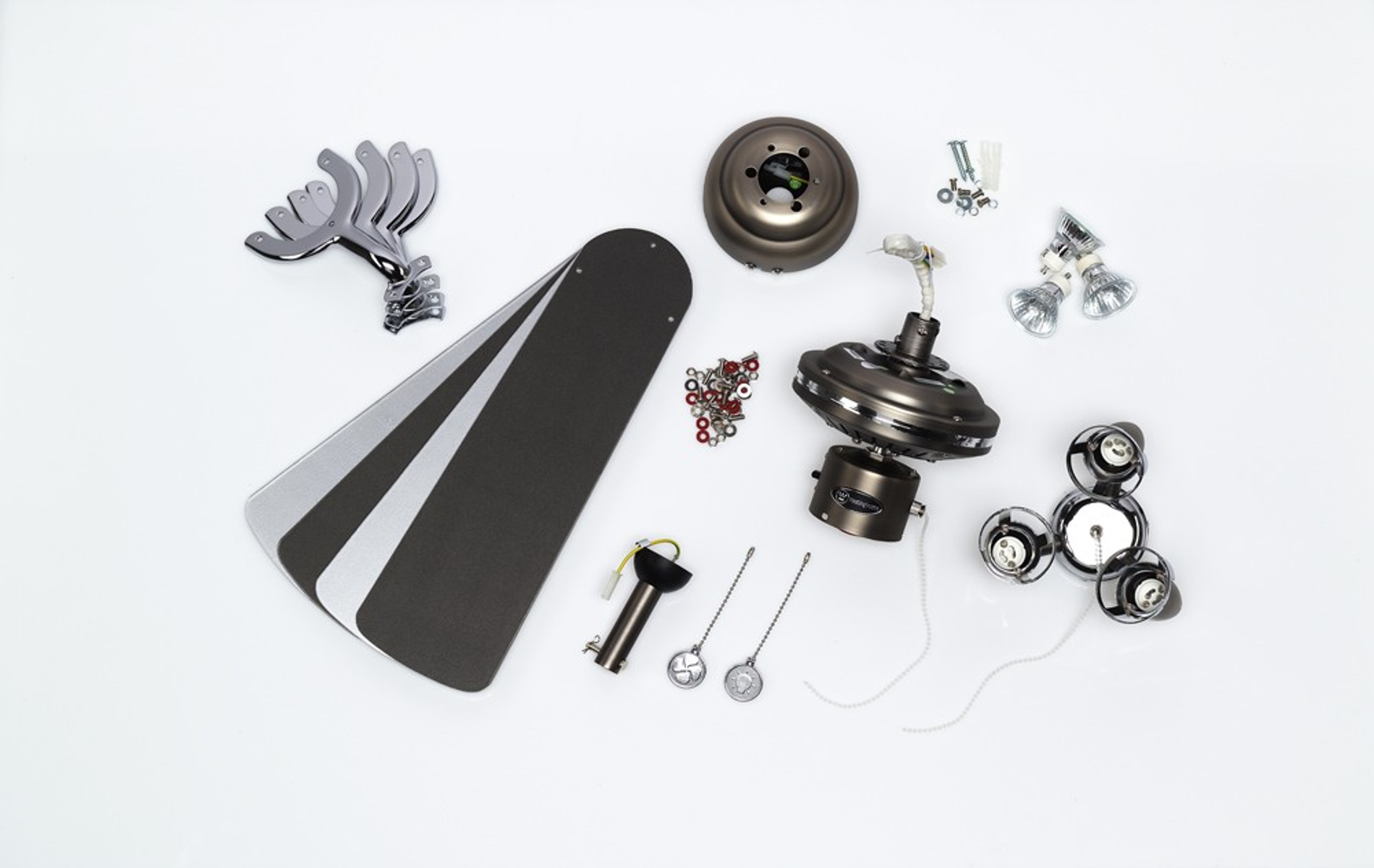 Parti di ventilatore a soffitto: pale, motore, luci e hardware di montaggio.