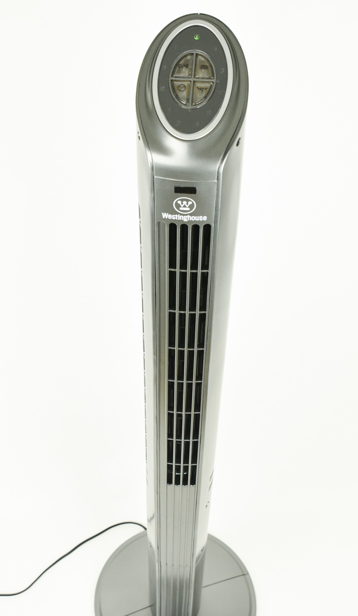 Wysoki, szary wentylator wieżowy Westinghouse na białym tle. Wentylator ma panel sterowania na górze.