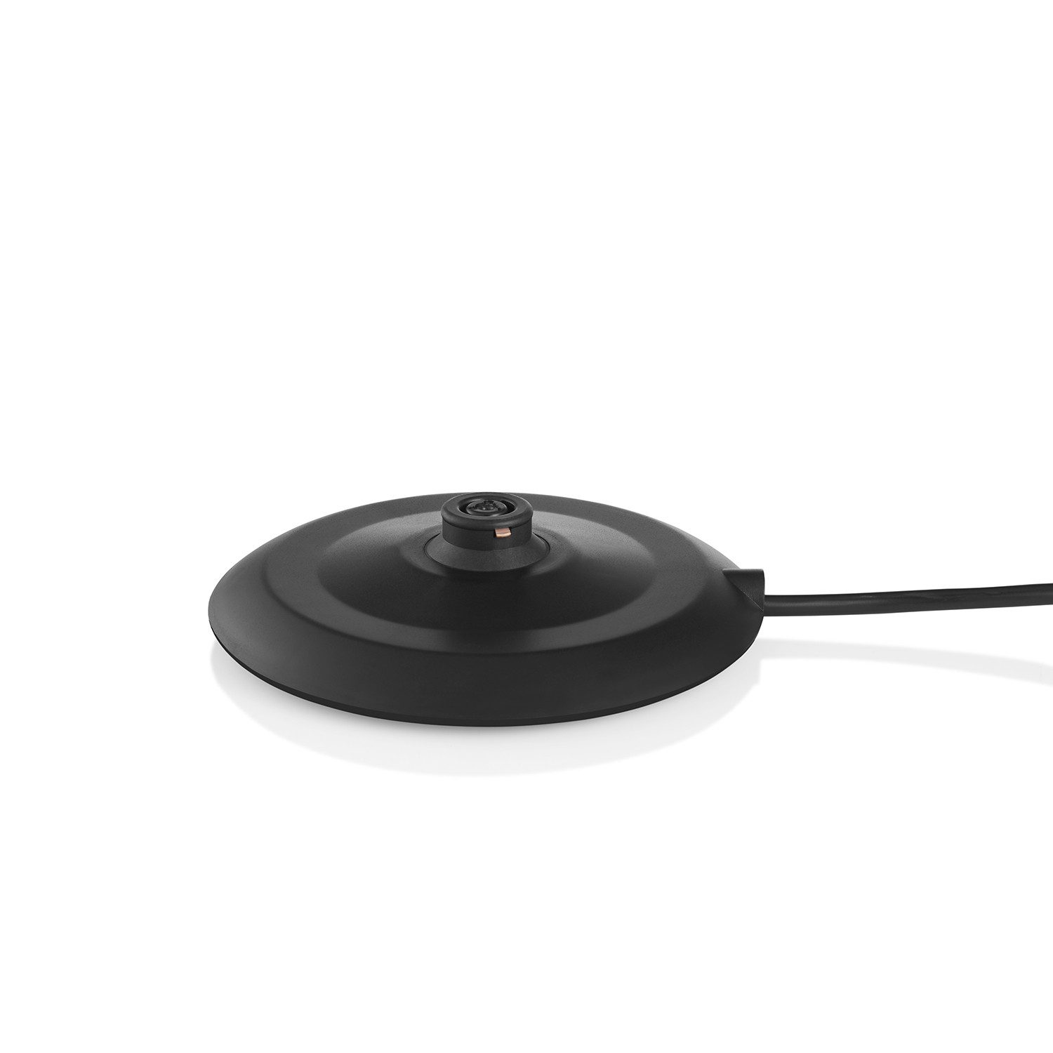 Eine schwarze Ladestation mit schwarzem Kabel auf weißem Hintergrund.