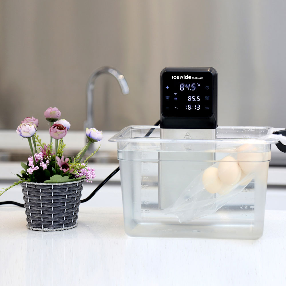 Ein Sous-Vide-Setup mit Eiern und einem Blumenkorb.