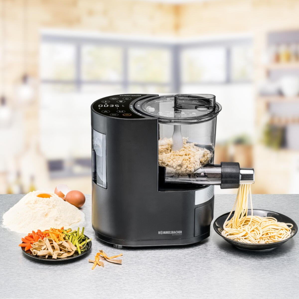 Maszyna do makaronu ze składnikami, spaghetti i różnymi kształtami makaronu.