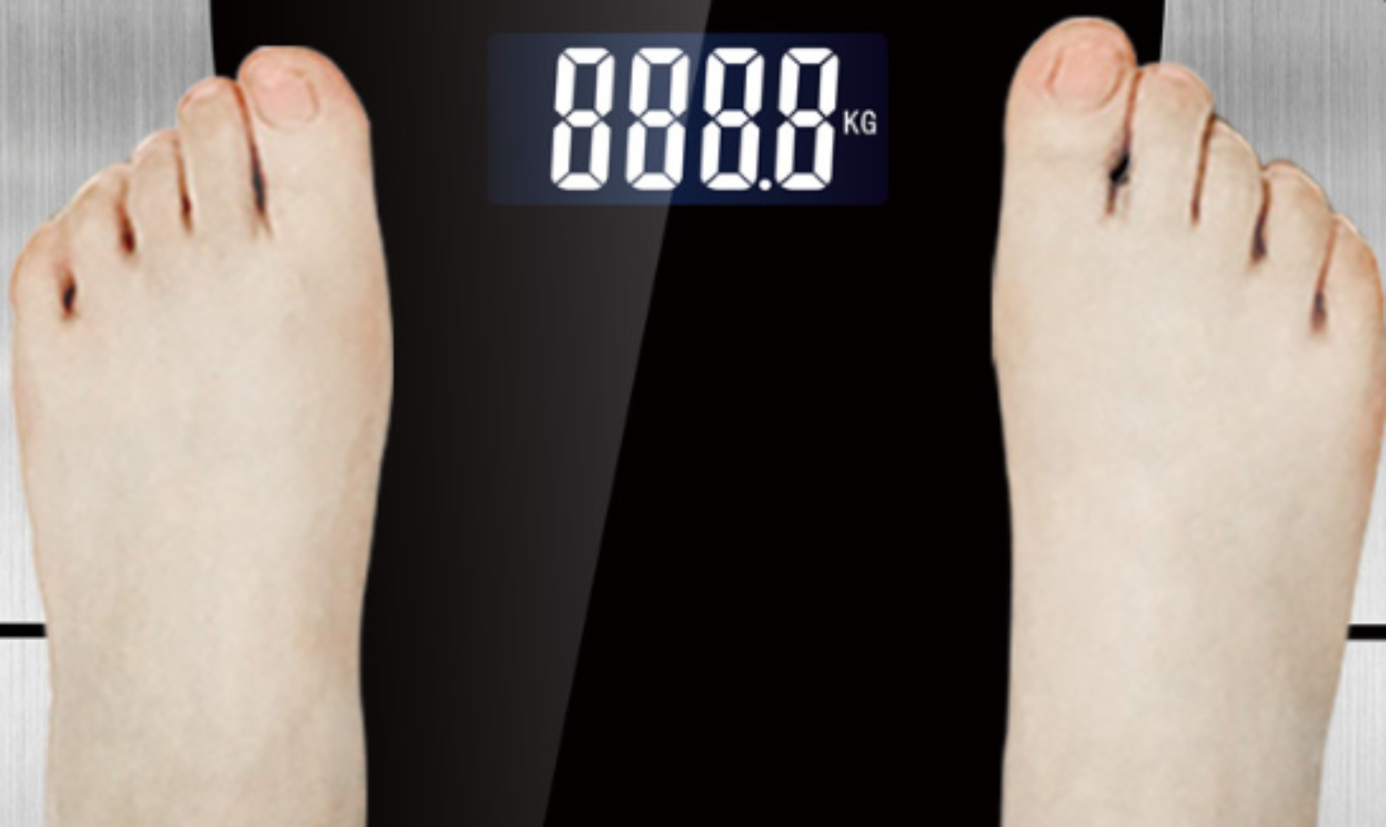 Füße auf einer schwarzen Digitalwaage, die 88,8 kg anzeigt.