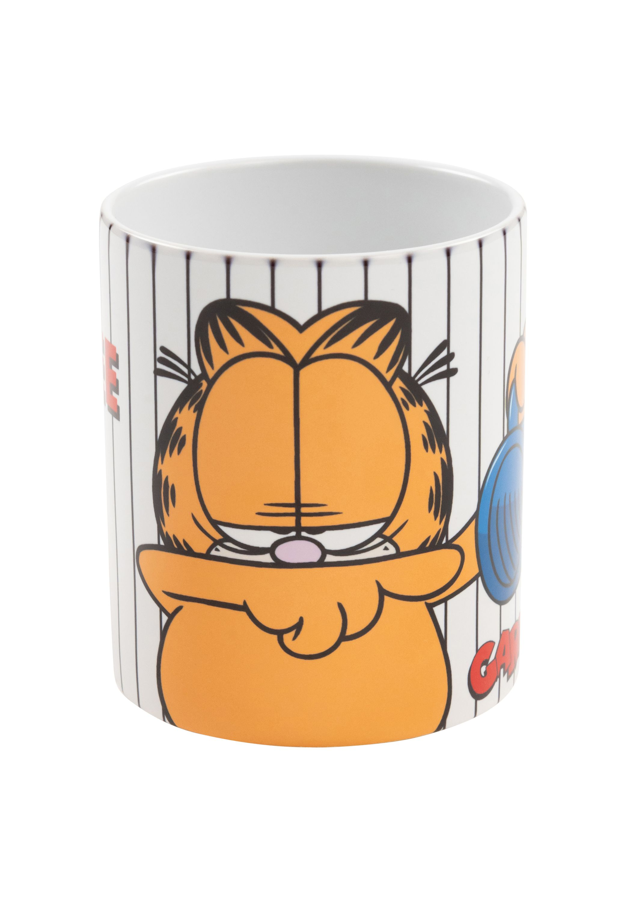 Eine weiße Tasse mit Garfield, der eine Baseballuniform trägt und eine blaue Scheibe hält.