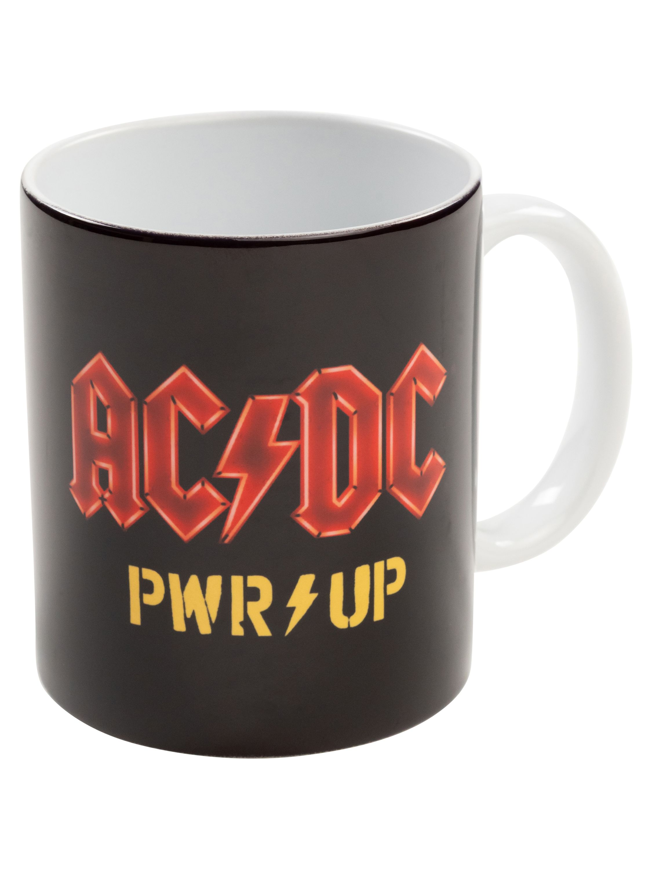 Eine schwarze Tasse mit AC/DC PWR/UP-Aufdruck. Der Hintergrund ist weiß.