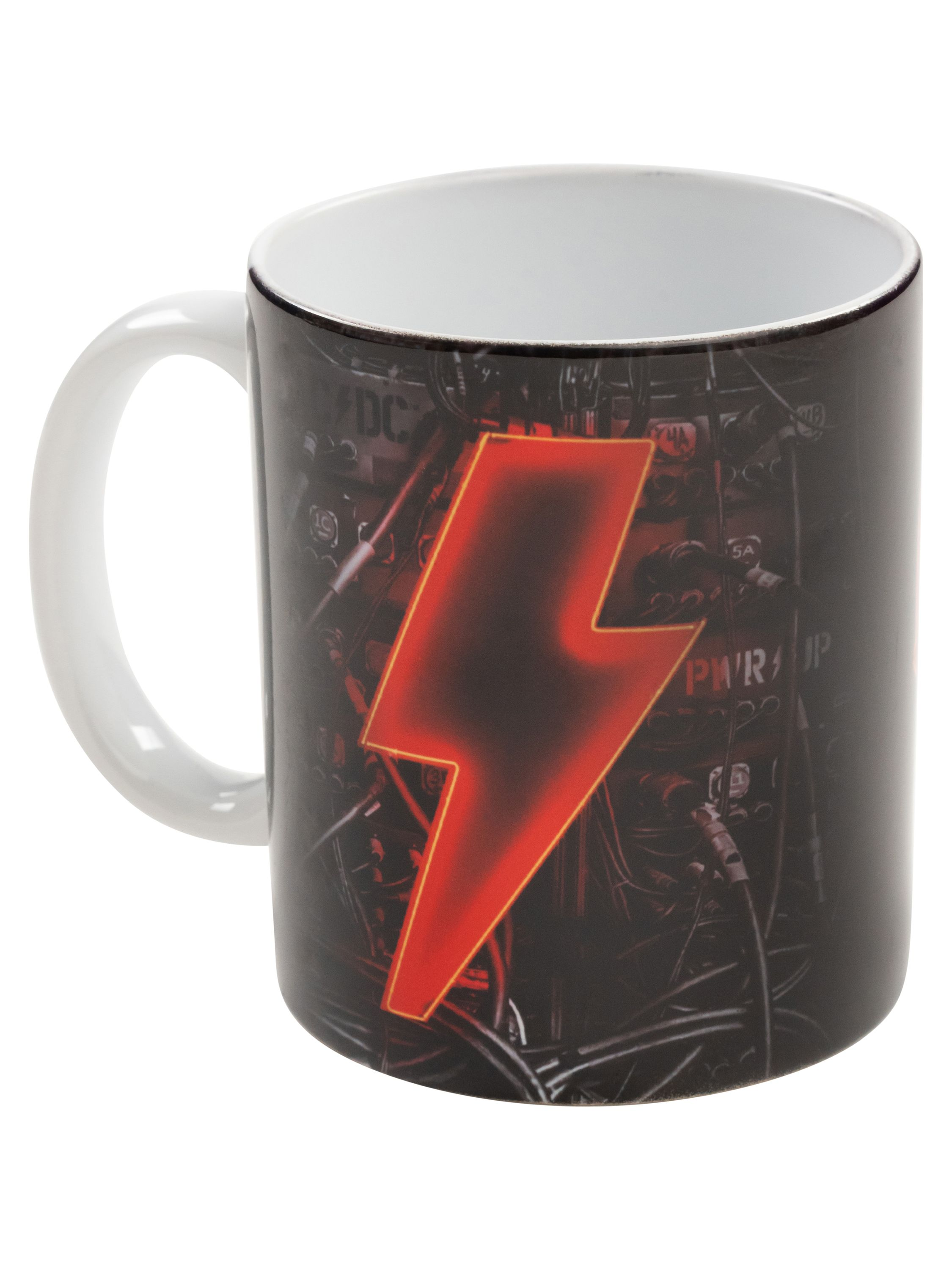 AC/DC-Tasse mit rotem Blitzlogo auf dunklem Hintergrund, weißer Griff.