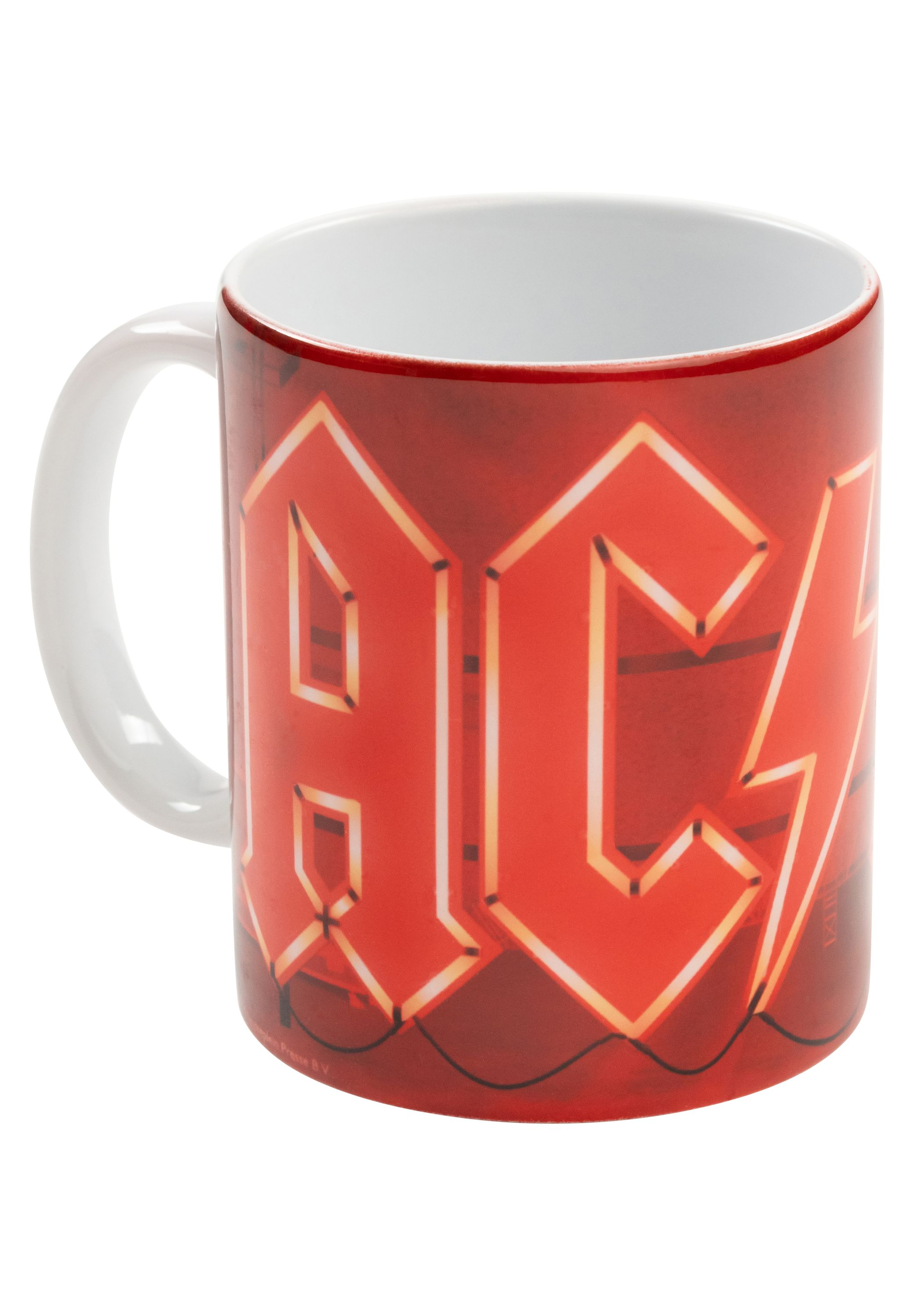 Eine Tasse mit dem AC/DC-Logo in Rot auf rotem Hintergrund.