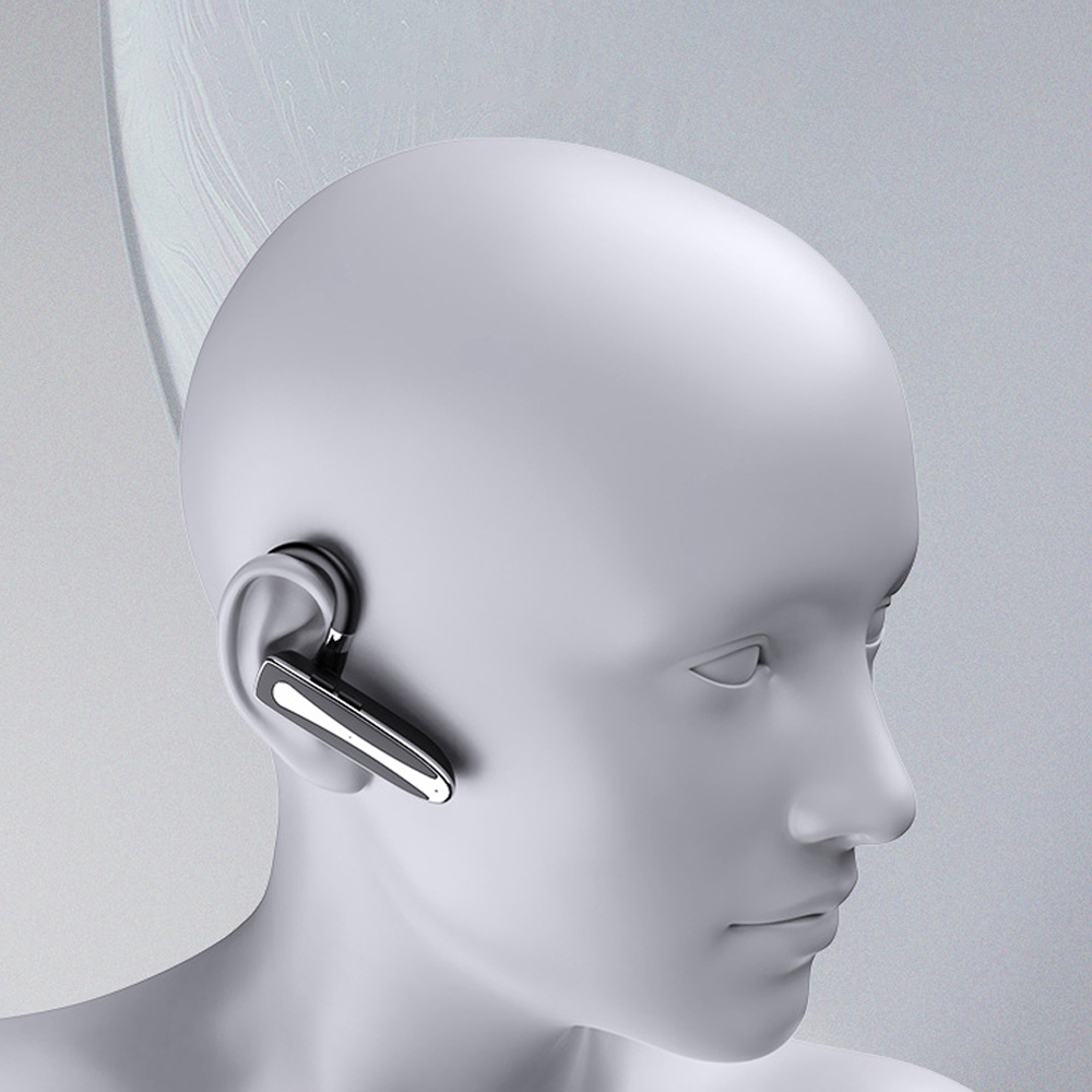 Ein weißer Schaufensterpuppenkopf mit einem schwarzen und silbernen Bluetooth-Headset am rechten Ohr.