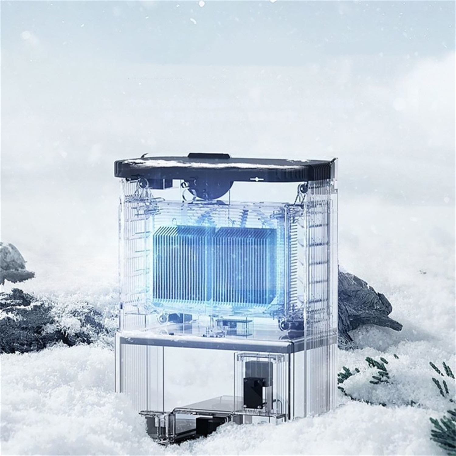 Eine transparente Kühlbox mit blau beleuchtetem Innenraum, in schneebedeckten Bedingungen mit weißem Hintergrund.