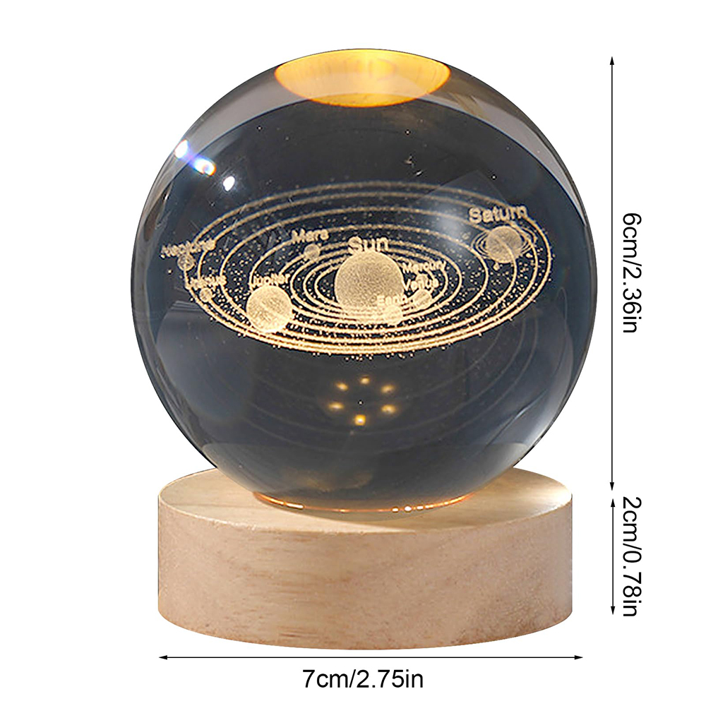 Glaskugel mit Planeten-Gravur auf Holzsockel, beleuchtet, mit Maßangaben.