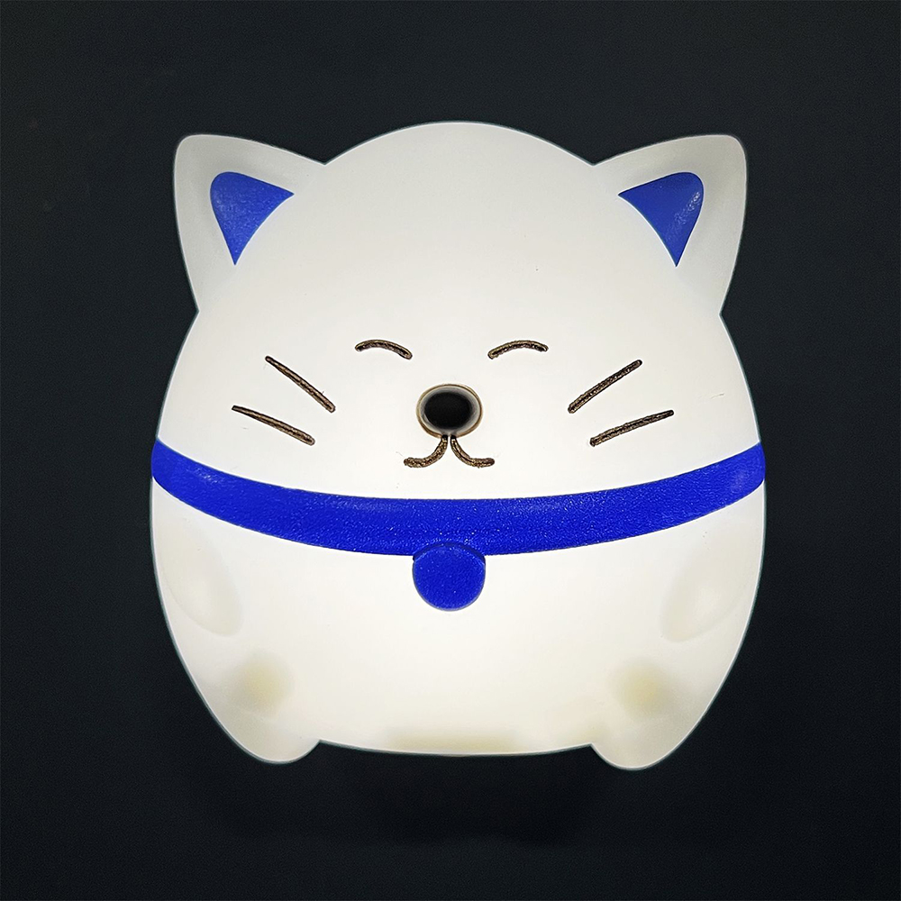 Weißes katzenförmiges Licht mit blauen Akzenten. Schwarzer Hintergrund.