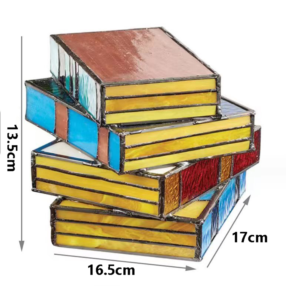 Ein Stapel Buntglasblöcke in verschiedenen Farben. Maße: 16,5 cm x 17 cm x 13,5 cm. Weißer Hintergrund.