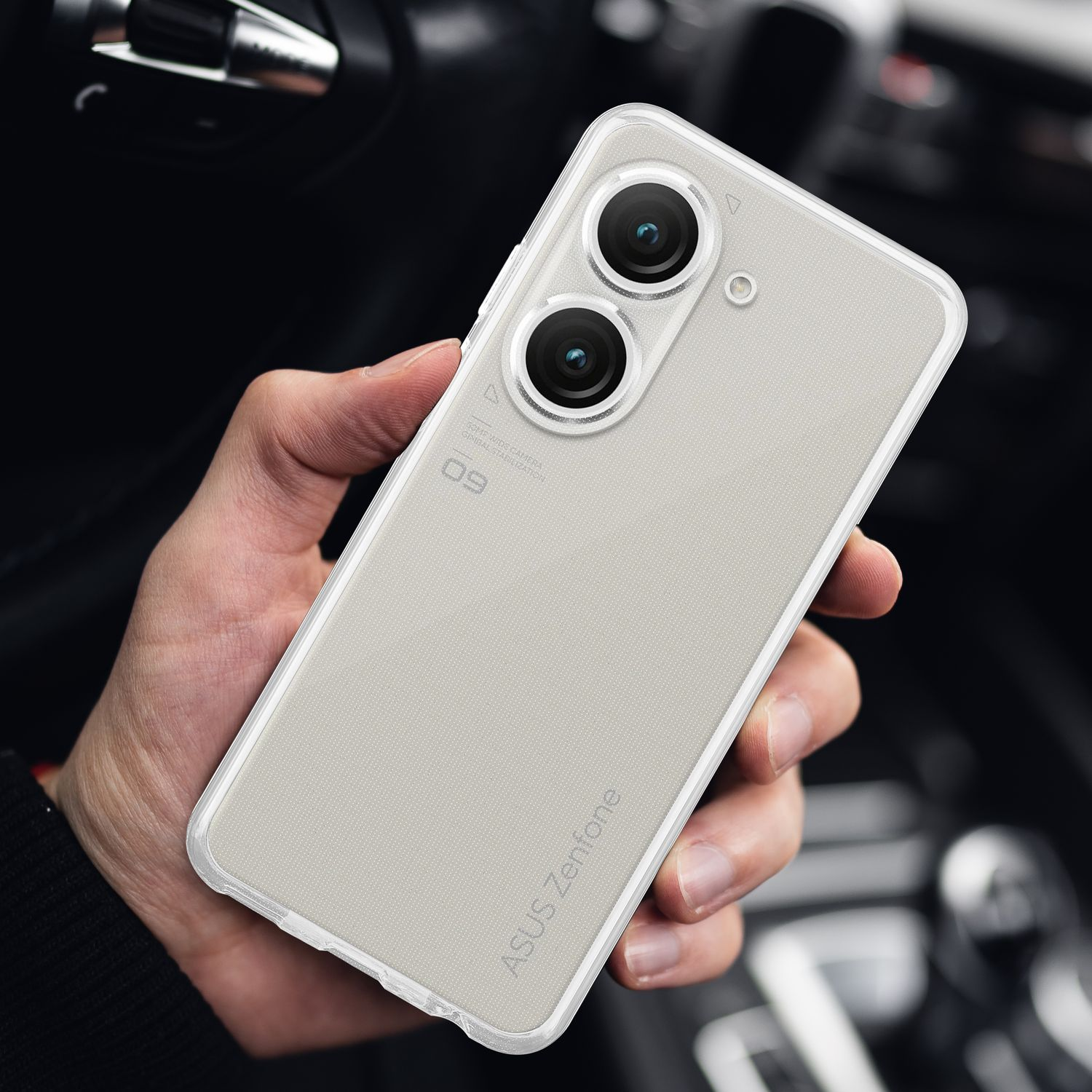 Hand hält ein ASUS Zenfone-Telefon, graue Rückseite, transparente Hülle.