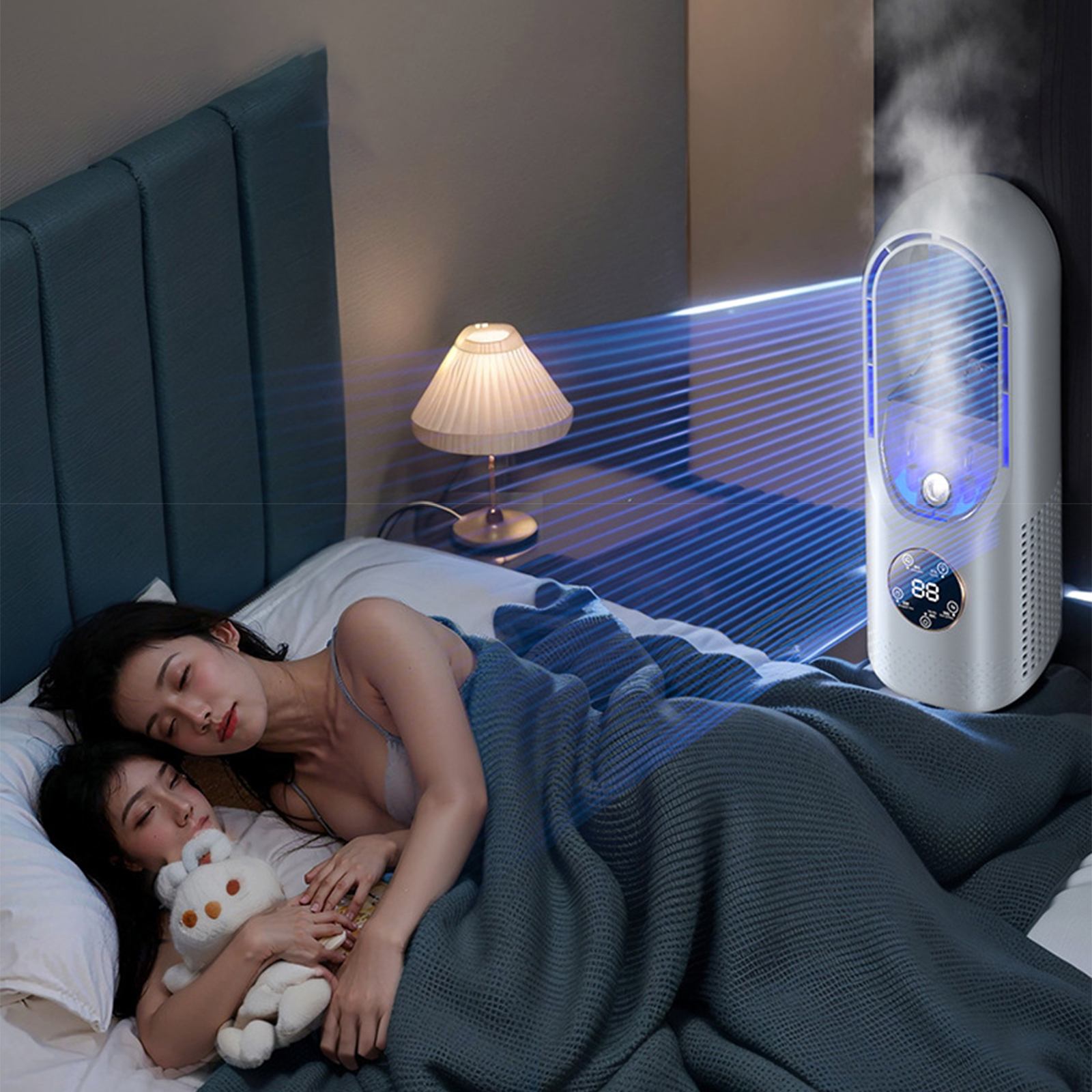 Zwei schlafende Frauen im Bett, eine mit Teddybär, mit Luftbefeuchter.