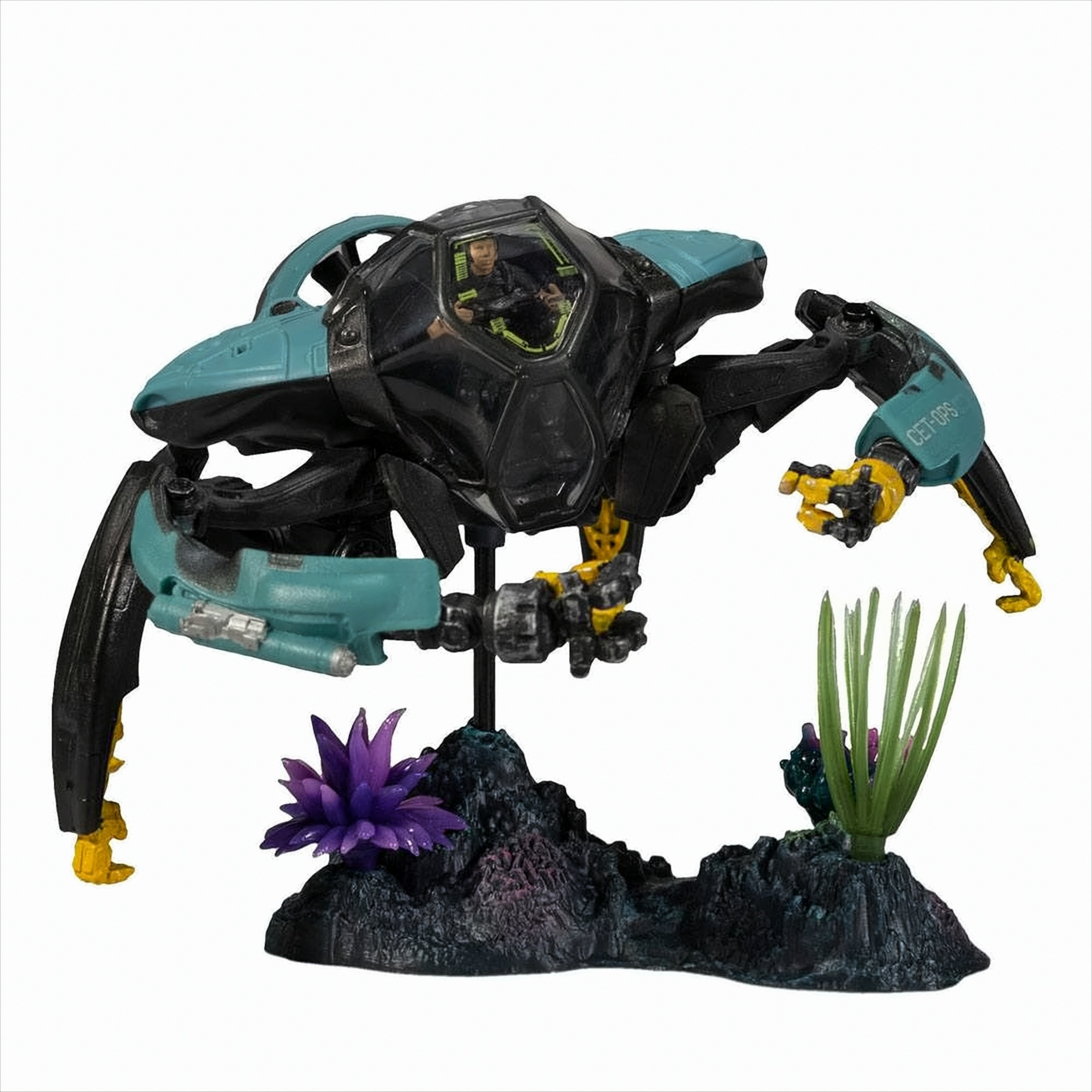 Spielzeug-U-Boot-Roboter auf felsiger Basis mit Pflanzen, Unterwasserszene.