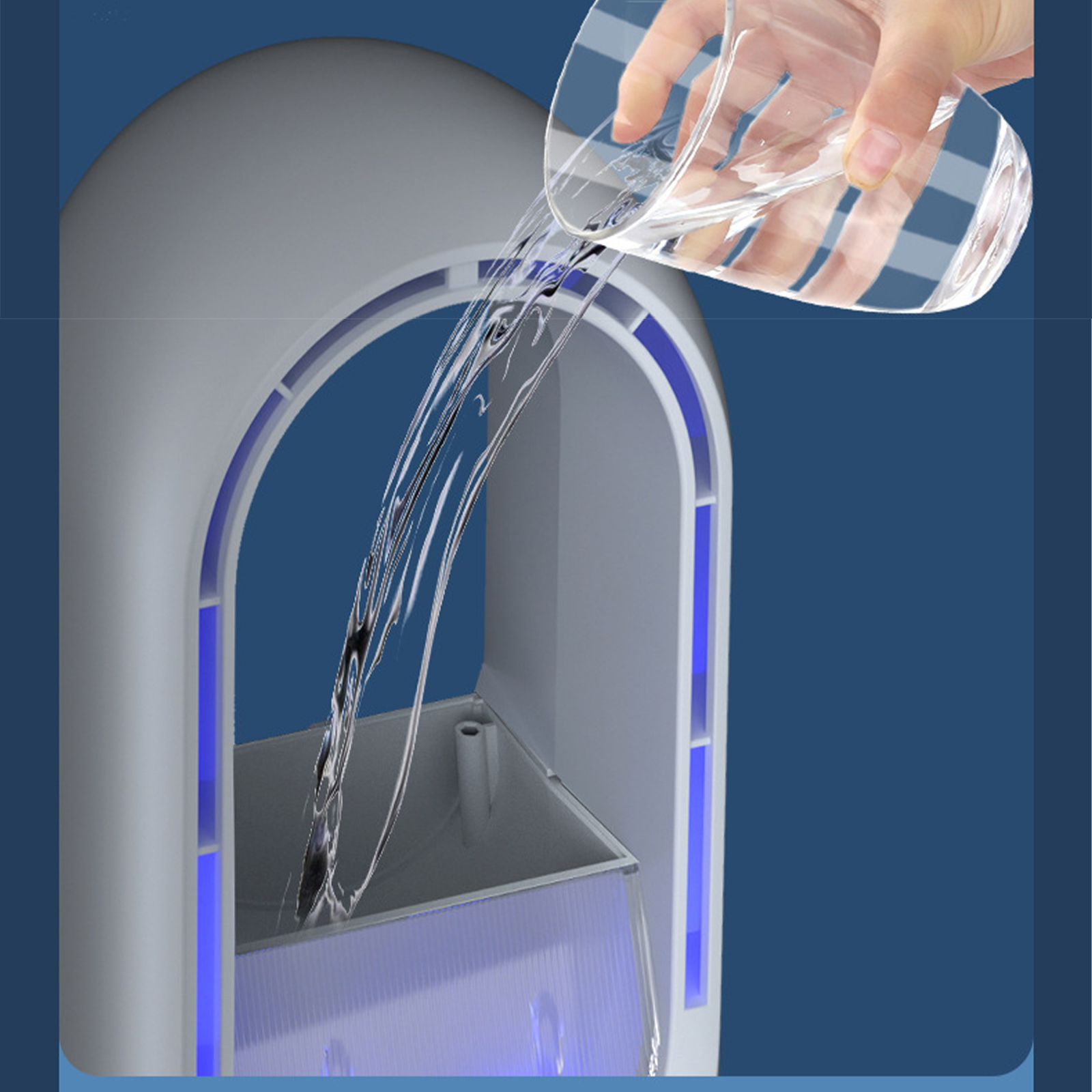 Wasser aus einem Glas in einen Wasserspender mit blauen Lichtern gegossen.