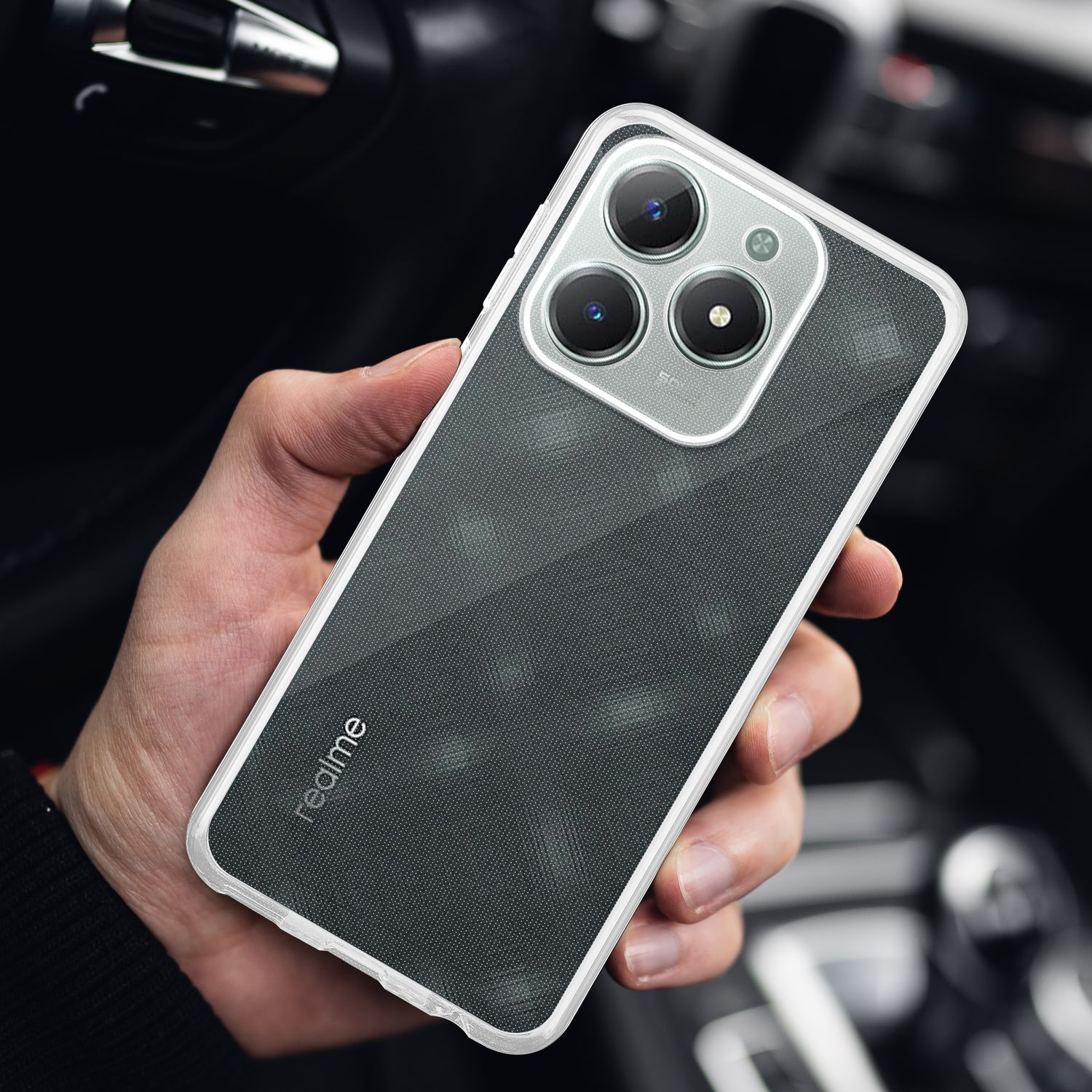 Eine Hand hält ein Telefon mit einer durchsichtigen Hülle. Das Telefon hat drei Kameras, das Realme-Logo ist sichtbar.