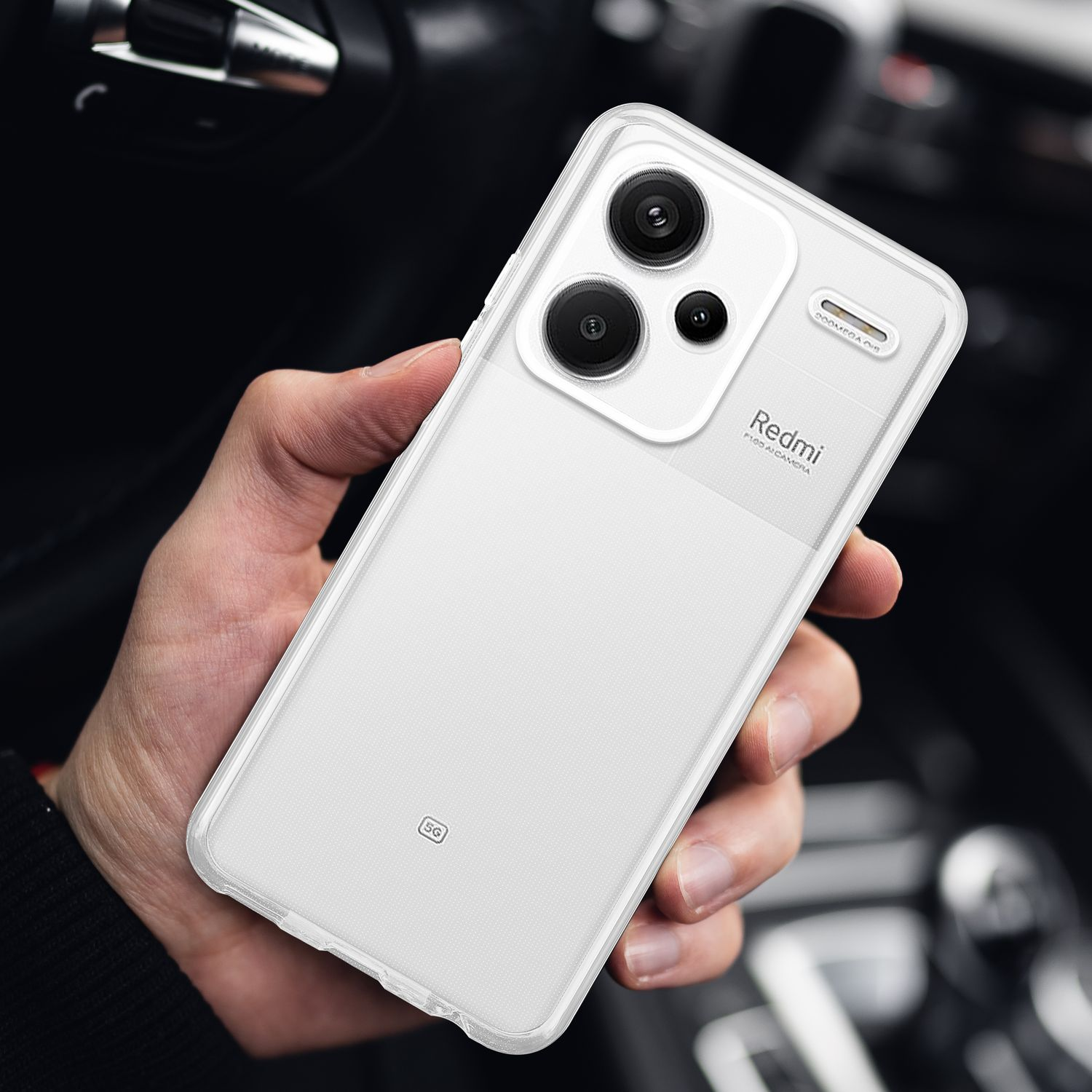 Eine Hand, die ein weißes Telefon mit einer transparenten Hülle hält. Das Telefon hat mehrere Kameralinsen.