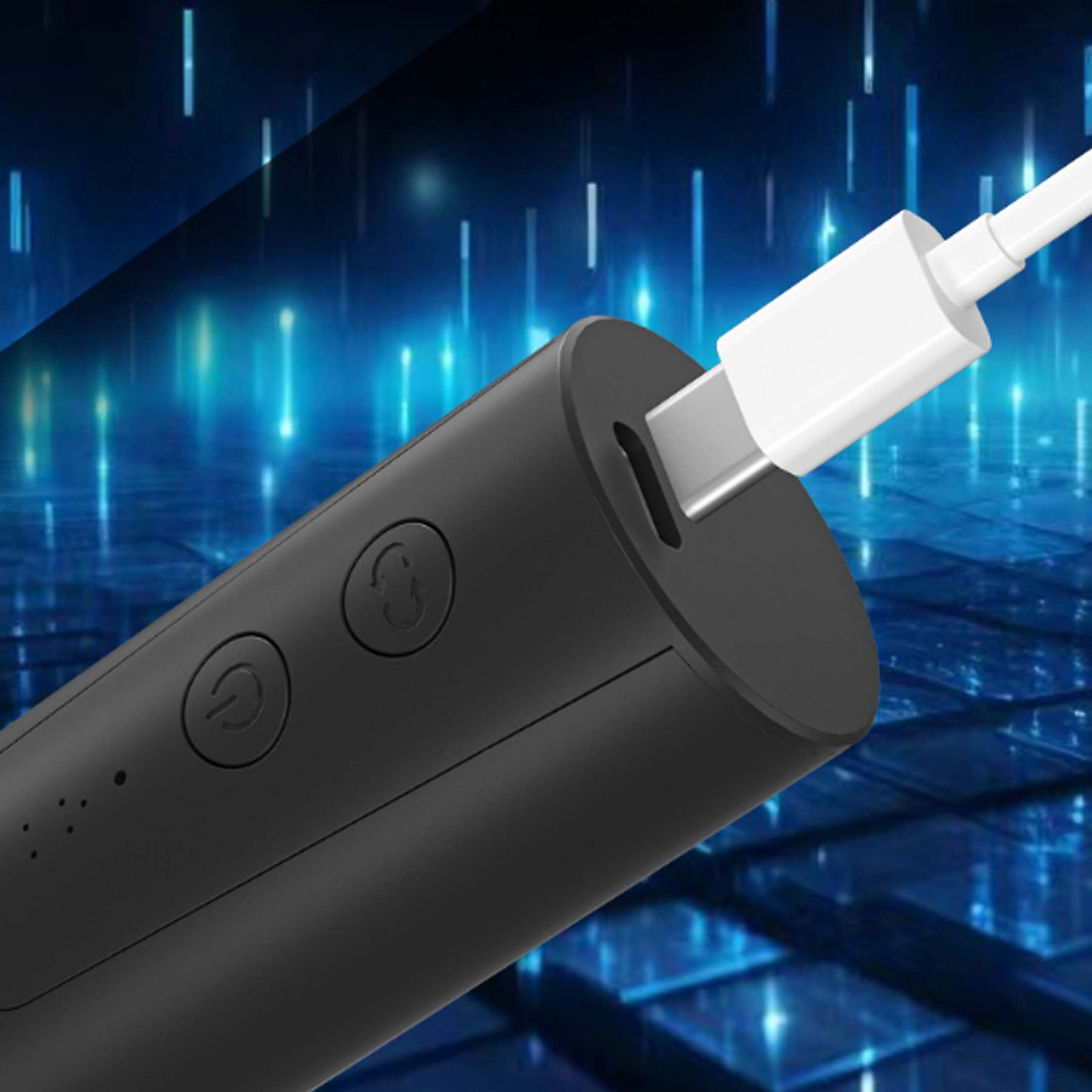 Schwarzes zylindrisches Gerät mit weißem USB-C-Kabel, auf blau beleuchtetem Hintergrund.