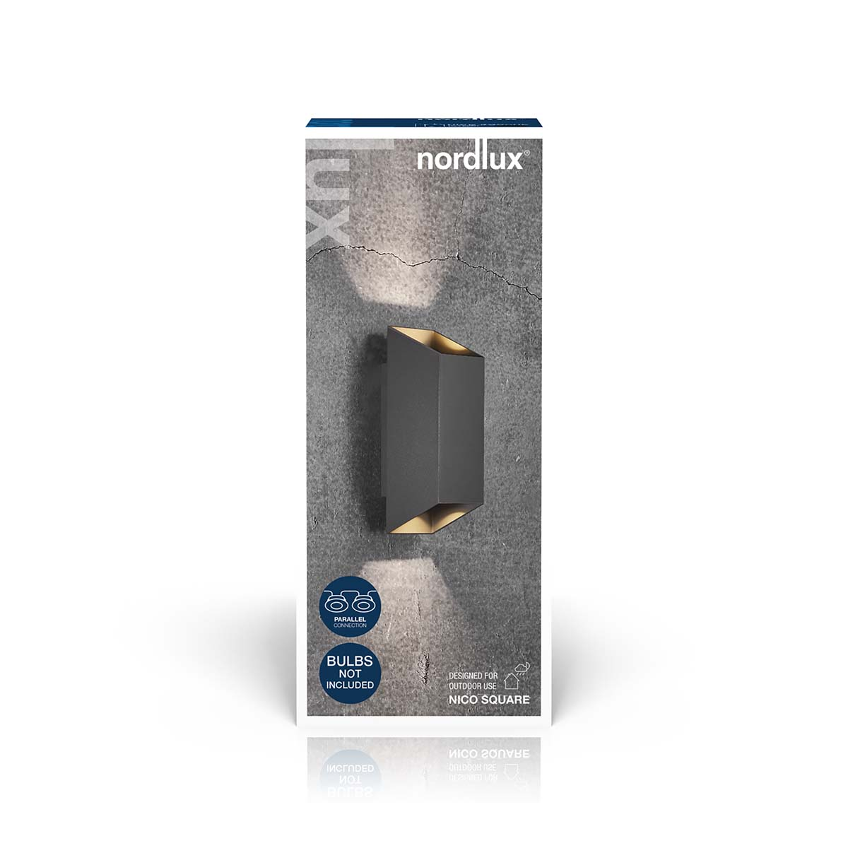 Una lámpara de pared rectangular gris con una caja negra. Está en una pared gris.
