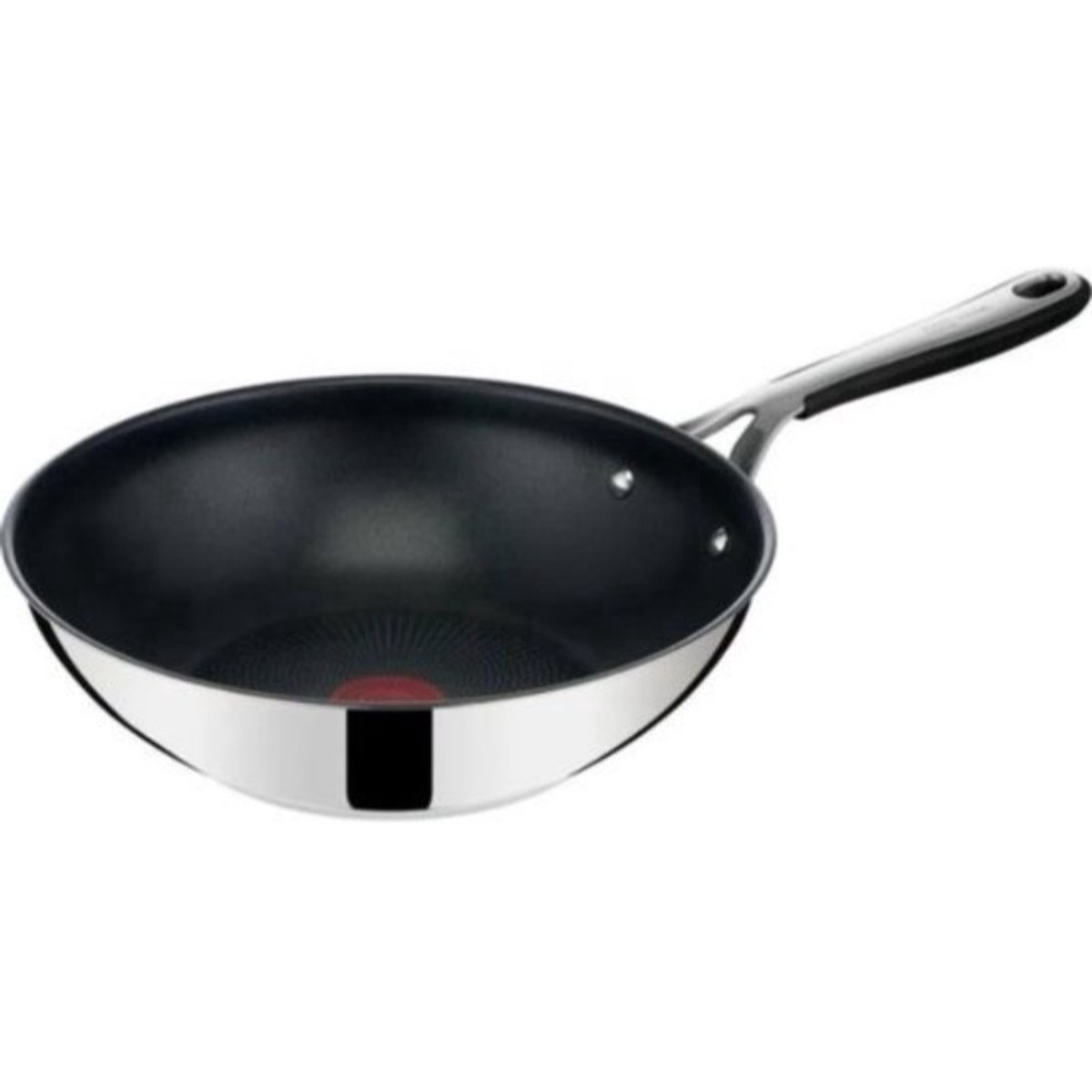 Wok noir avec bord et manche argentés, sur fond blanc.