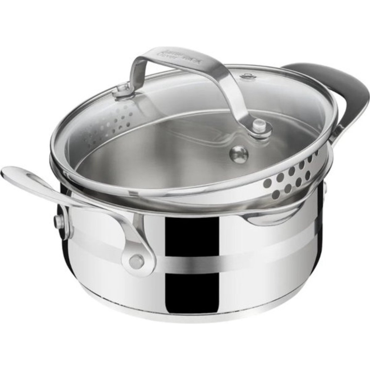 Une casserole en acier inoxydable avec un couvercle en verre et un insert de cuiseur vapeur en acier inoxydable. La casserole a des poignées noires.