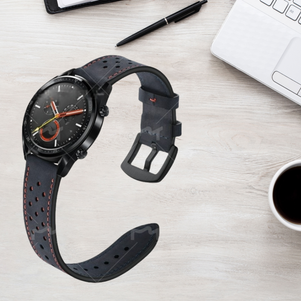 Eine schwarze Smartwatch mit blauem Lederarmband auf einem Holzschreibtisch.