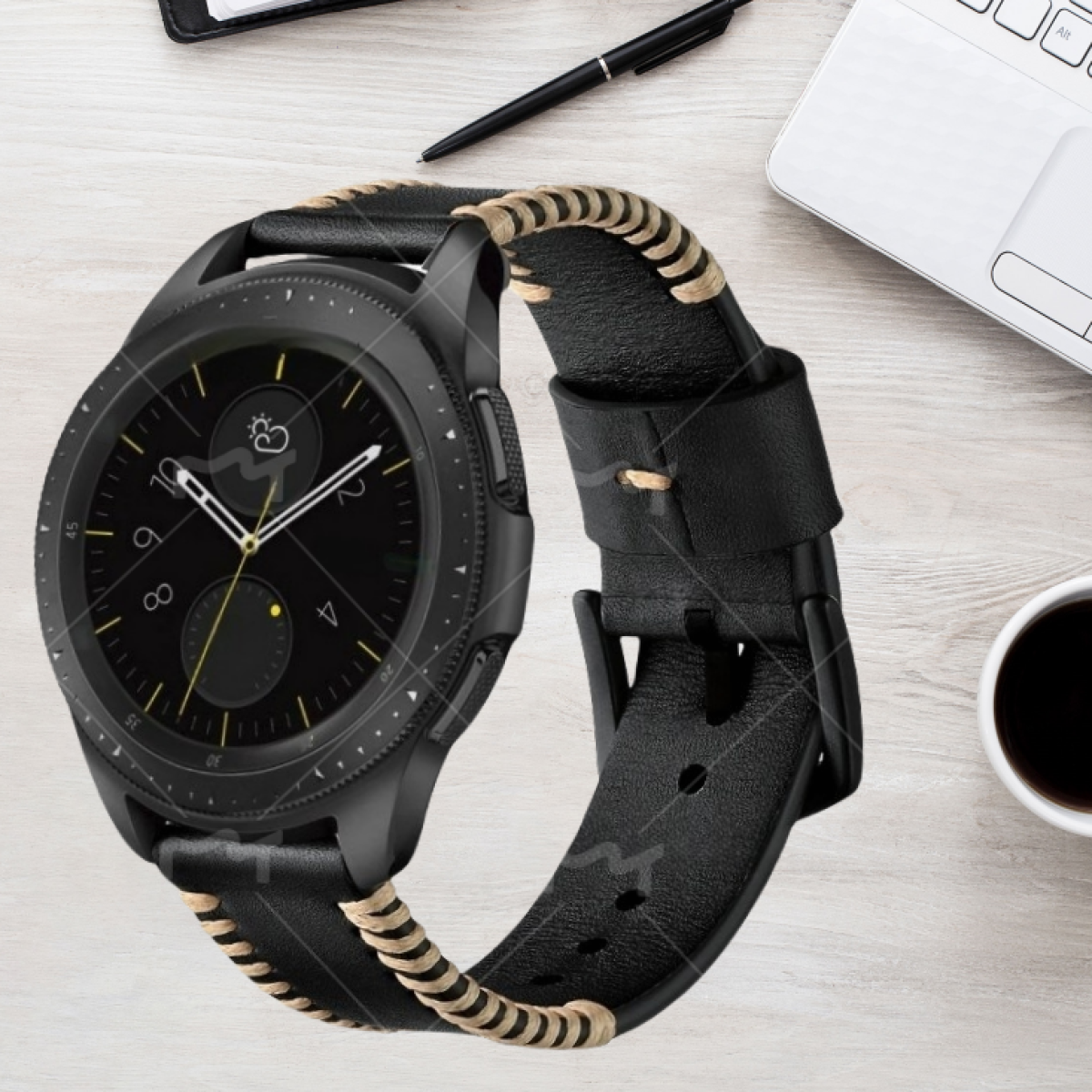 Smartwatch nero su superficie in legno, mostra app meteo. Cinturino in pelle nera con cuciture beige.