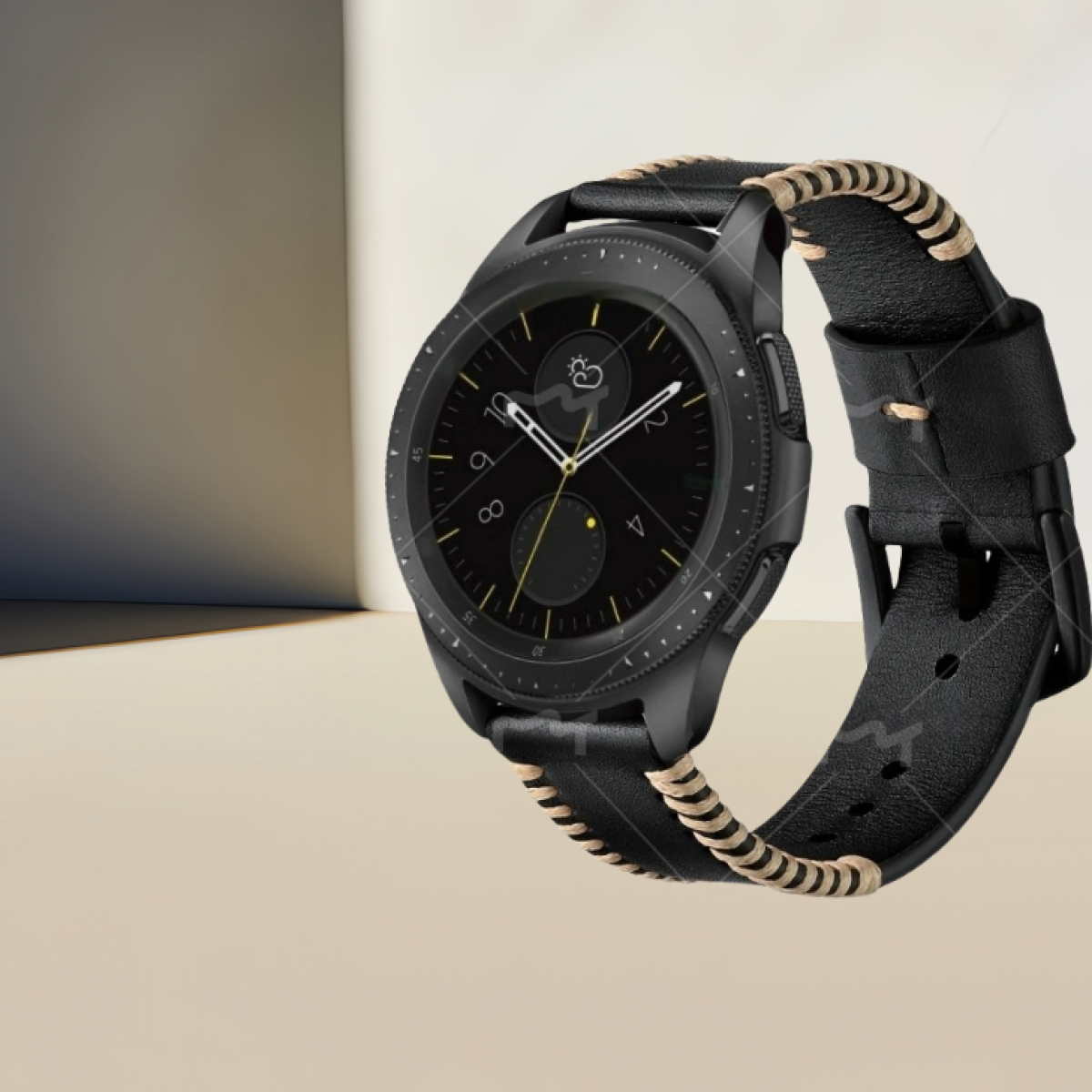 Uno smartwatch nero con cinturino in pelle nera. L'orologio mostra un'interfaccia orologio.