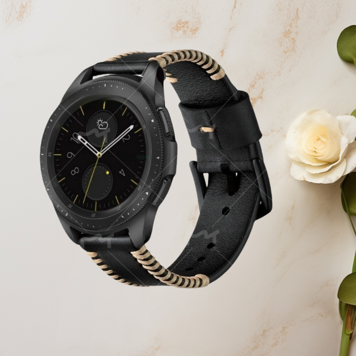 Smartwatch nero con cinturino in pelle nera, cucito con filo beige, su sfondo beige chiaro.