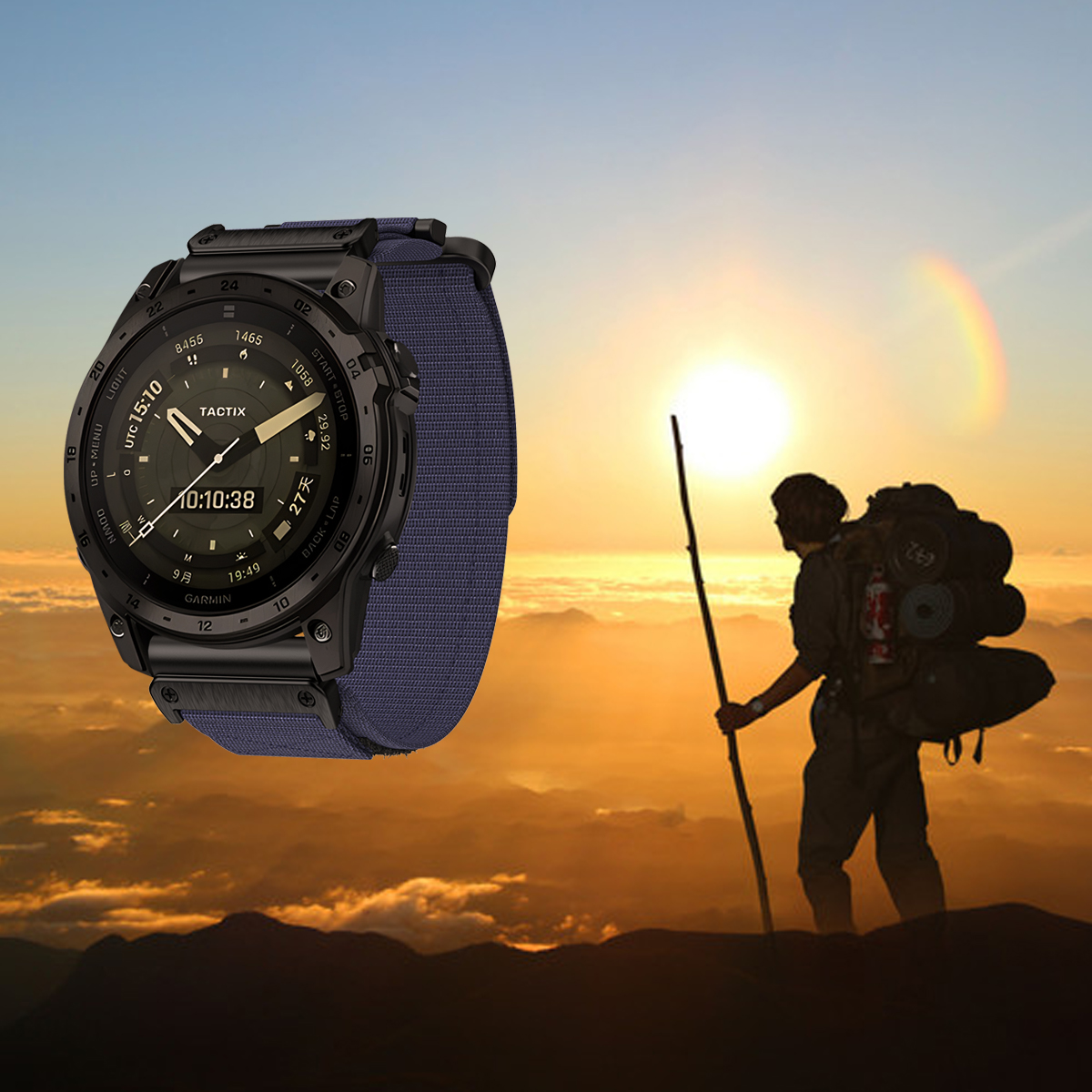 Eine schwarze Smartwatch am Handgelenk mit blauem Band, ein Wanderer im Hintergrund bei Sonnenuntergang.