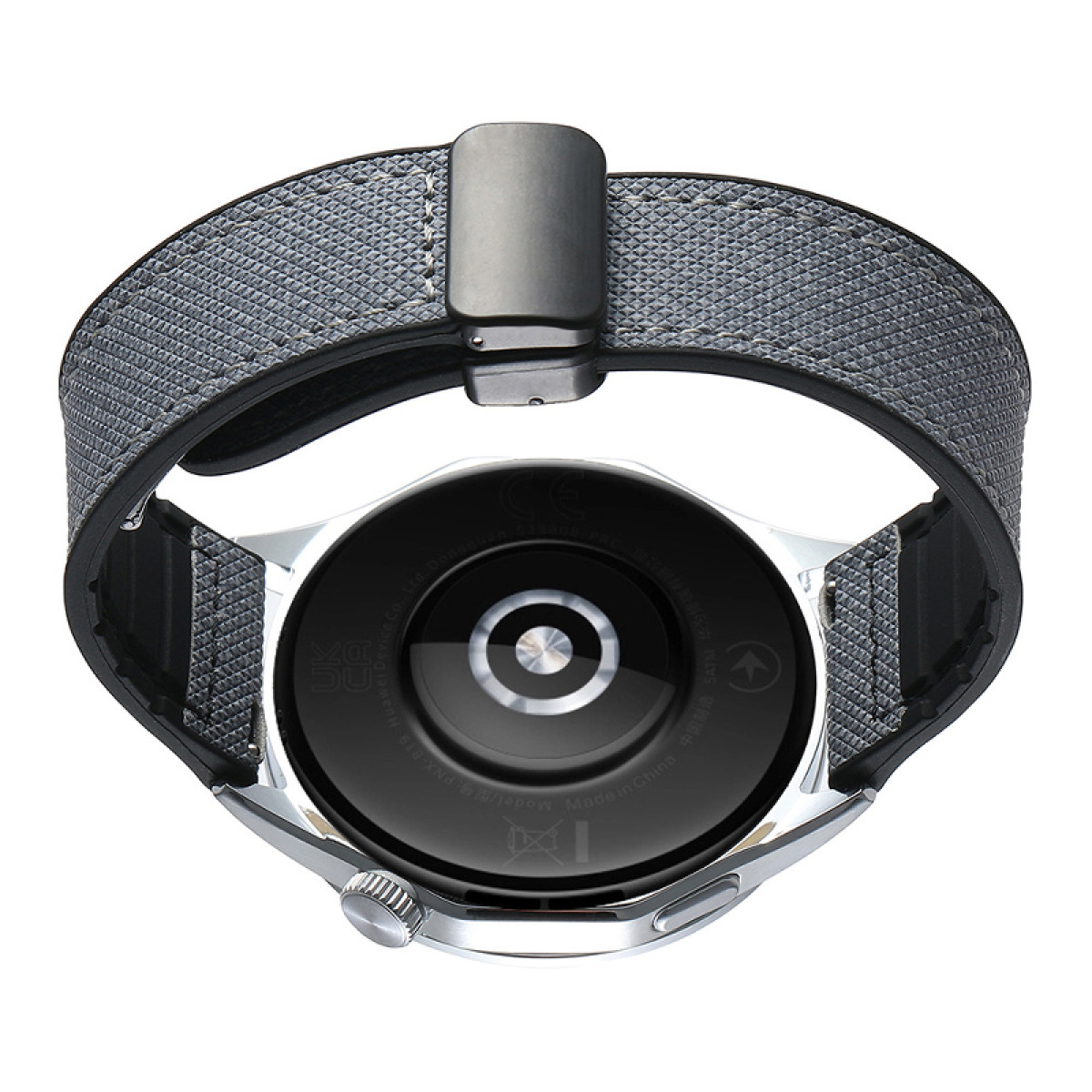Vista posteriore di uno smartwatch argentato con cinturino in tessuto grigio, primo piano.