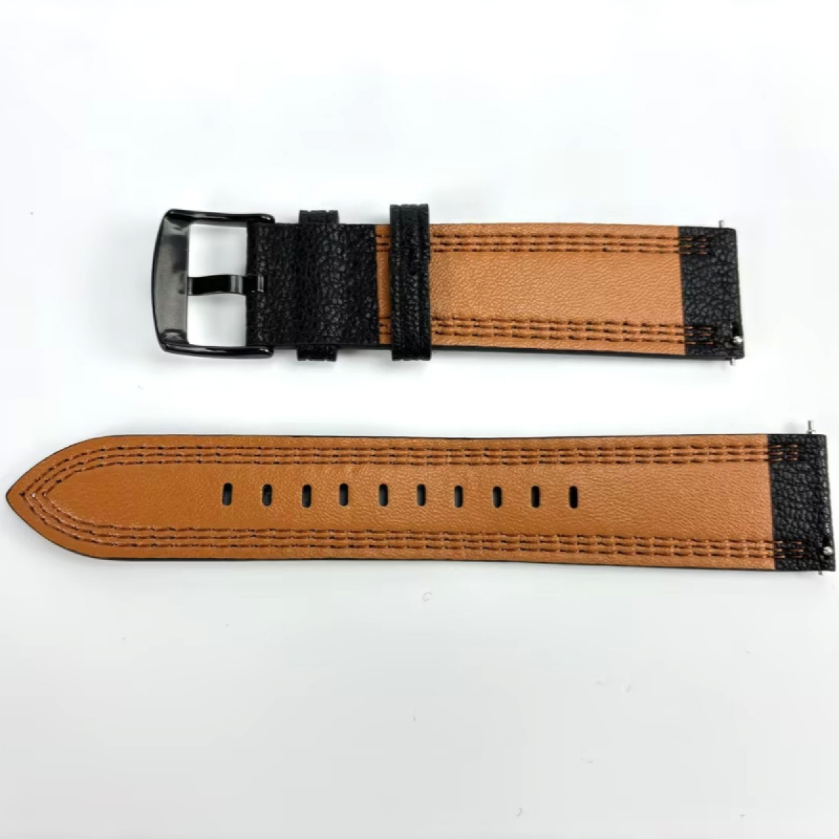 Leder-Uhrenarmband mit schwarzer Schnalle. Die Innenseite ist braun, mit Nähten.